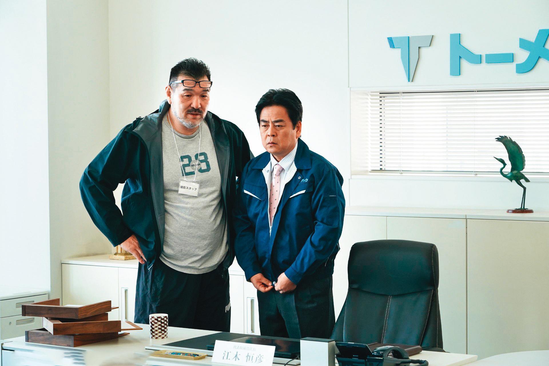 《半澤直樹》導演福澤克雄(左)去年再翻拍池井戶潤的作品《七個會議》,票房成績不俗。(翻攝自《七個會議》Twitter)