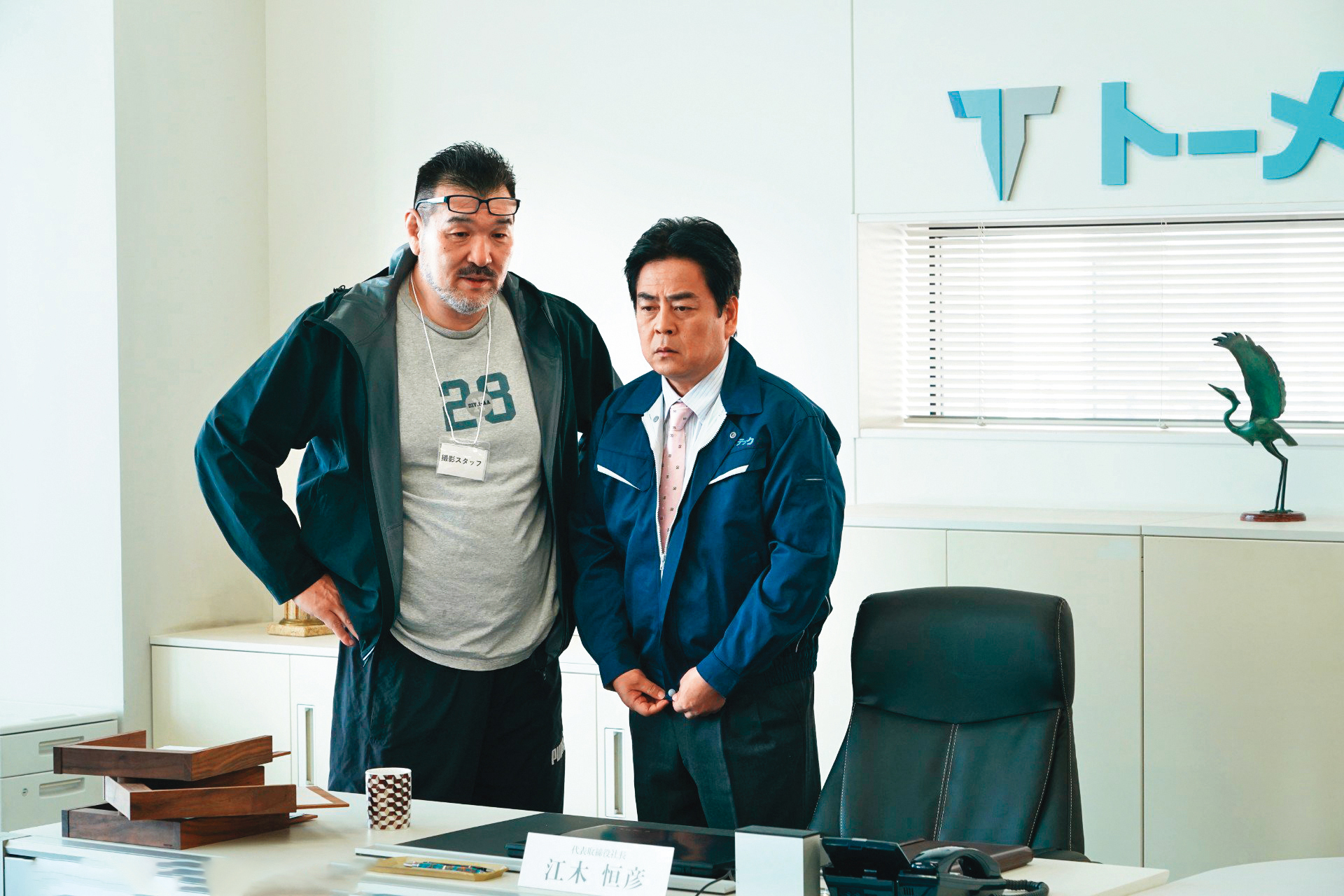 《半澤直樹》導演福澤克雄（左）去年再翻拍池井戶潤的作品《七個會議》，票房成績不俗。（翻攝自《七個會議》Twitter）