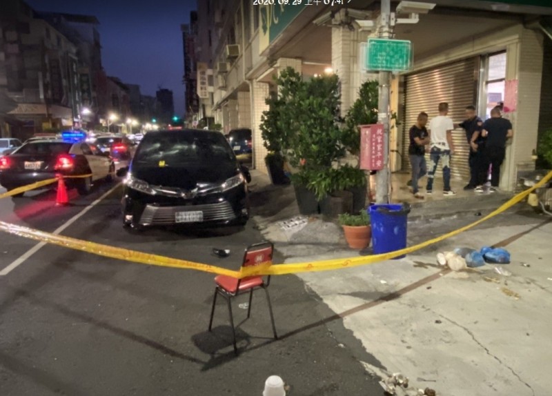 茶行被砸後，警方在現場拉起封鎖線。（翻攝畫面）