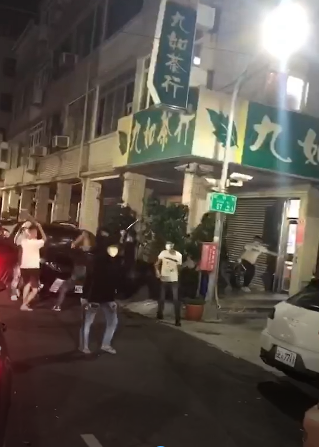 惡煞對茶行老闆座車一陣猛砸。(翻攝畫面)