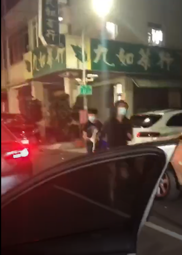 影片拍攝者還開車門接應,警方研判有幕後指使者。(翻攝畫面)