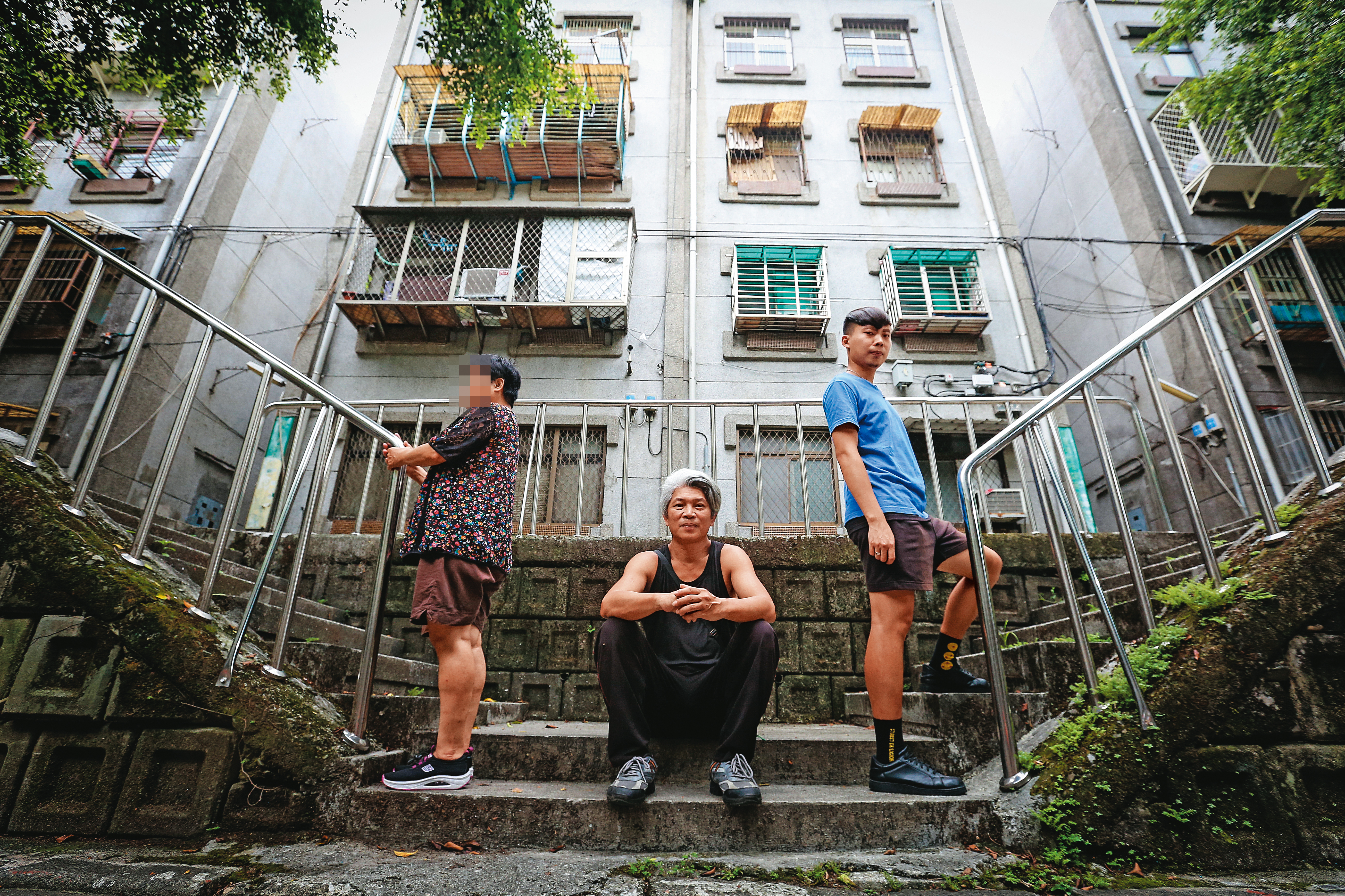 阿慧（化名，左）、田舜華（中）、施繼英（右）3人的家庭都在安康平價住宅居住長達10年以上，在此度過漫長的人生風雨。