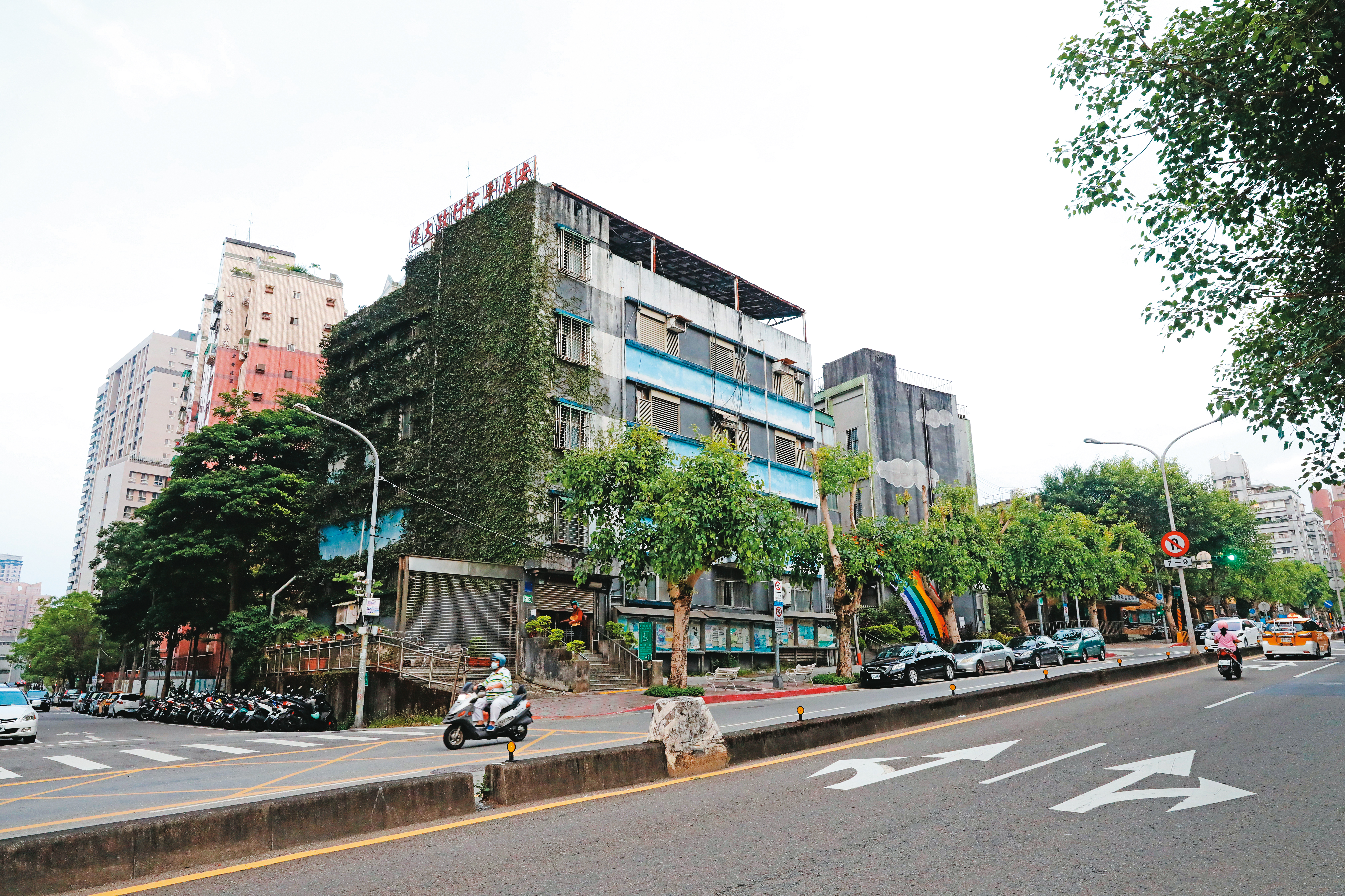 安康平價住宅位於北市文山區興隆路四段，由於社區範圍大、住戶多，社會局在此設立社工辦公室就近輔導。