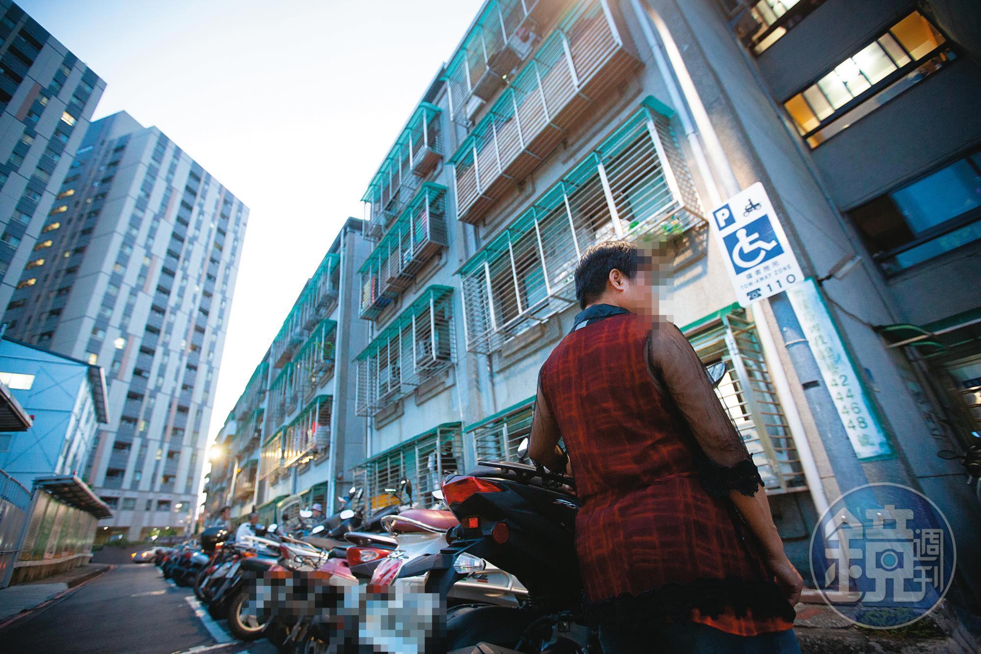 阿慧在安康平宅的住處,後方已改建為興隆社宅一區。而左方的舊社區也已拆除正在施工。