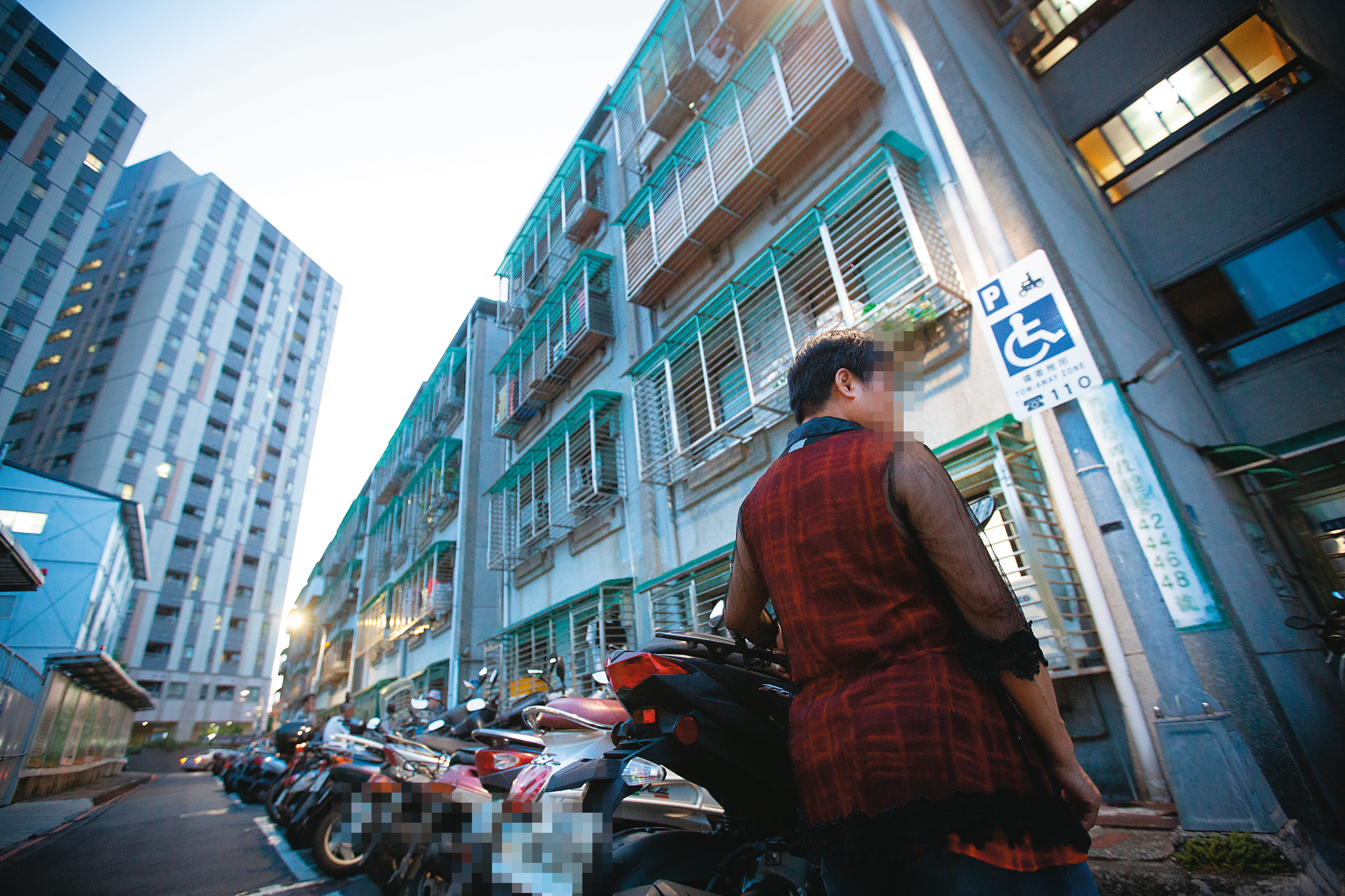 阿慧在安康平宅的住處，後方已改建為興隆社宅一區。而左方的舊社區也已拆除正在施工。