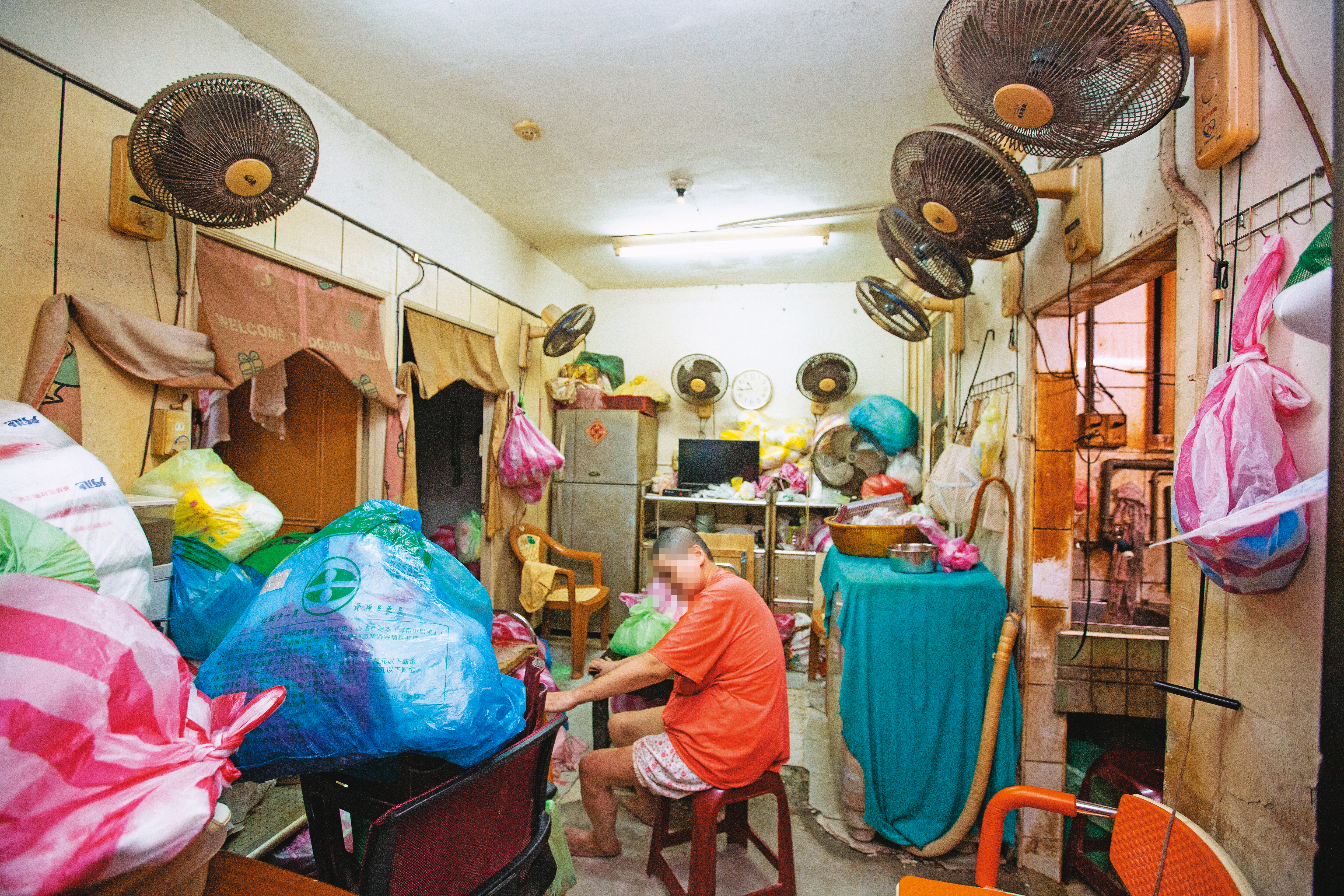 安康平宅許多低收入戶難以脫貧，例如阿樂（化名）與哥哥下半身癱瘓，為身障者家庭，久居長達20年以上。