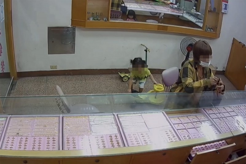 50多歲的王姓婦人，穿戴跳蚤市場買的廉價仿金飾，伺機掉包，竊取真金飾。（讀者提供）