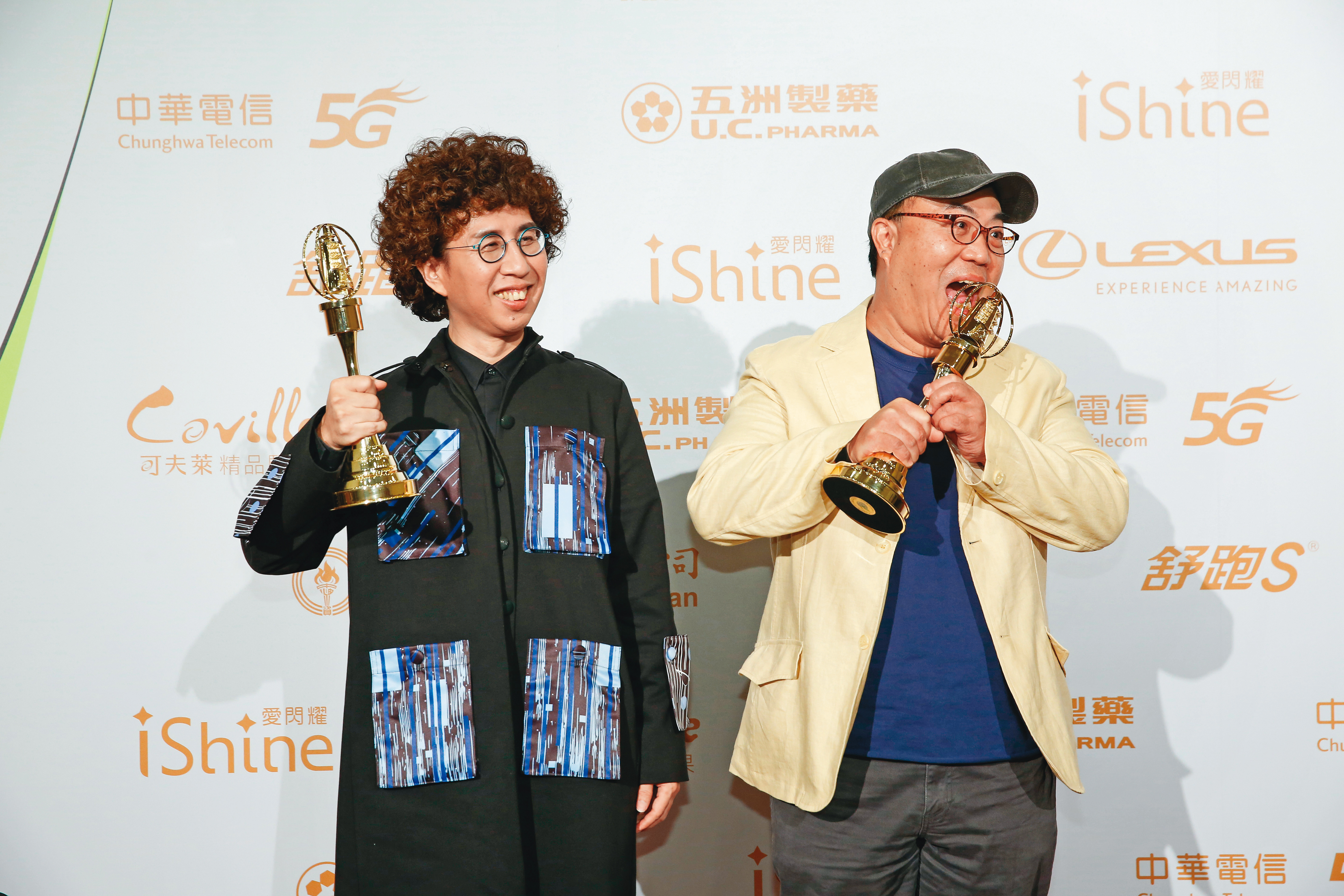 《我在市場待了一整天》製作人劉志雄(右)在本屆金鐘盛典慘被各界批評,因為他兩度上台的致詞長達9分鐘,嚴重超時。