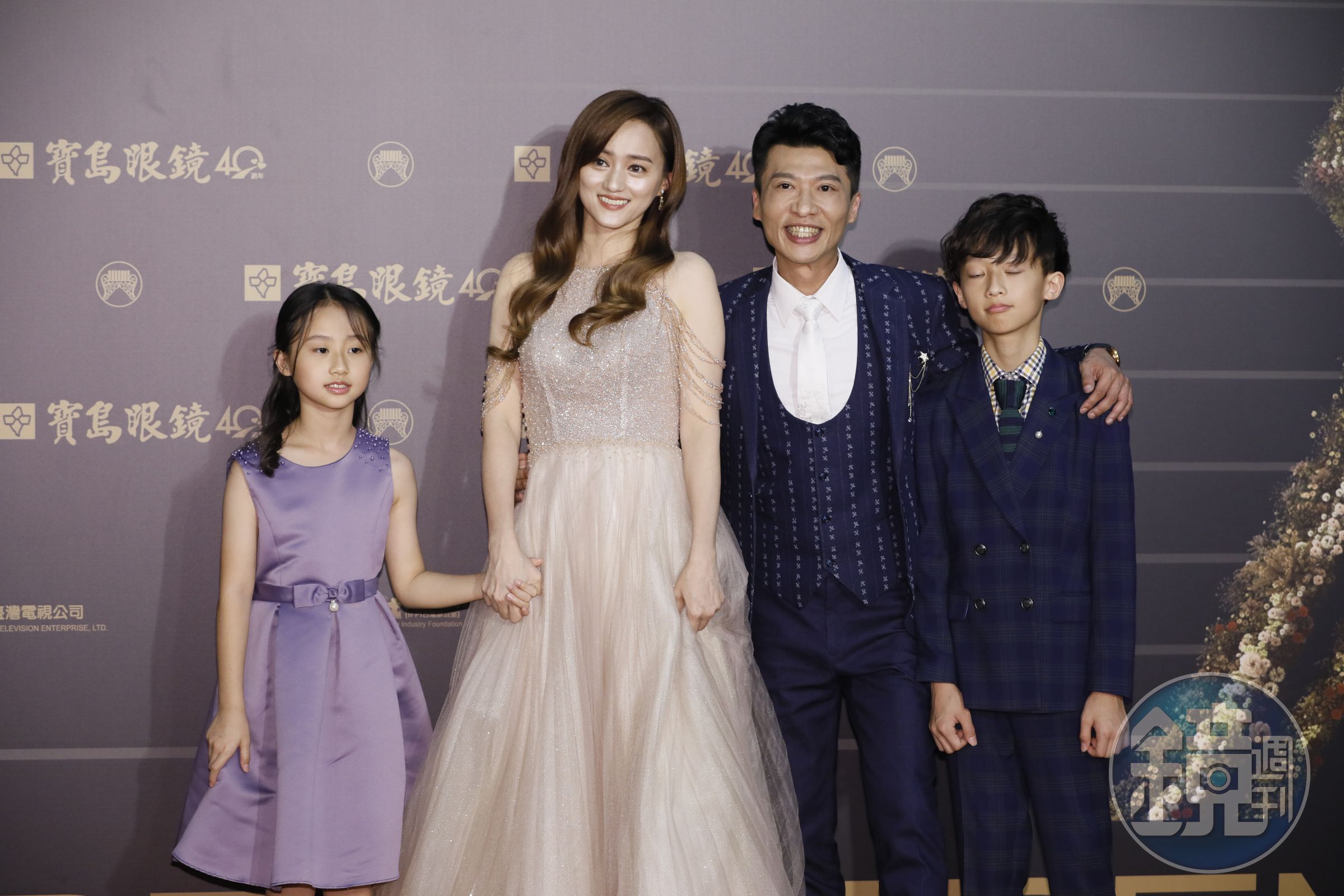 入圍最佳台語男歌手獎的方順吉，帶老婆小孩一起走星光大道。