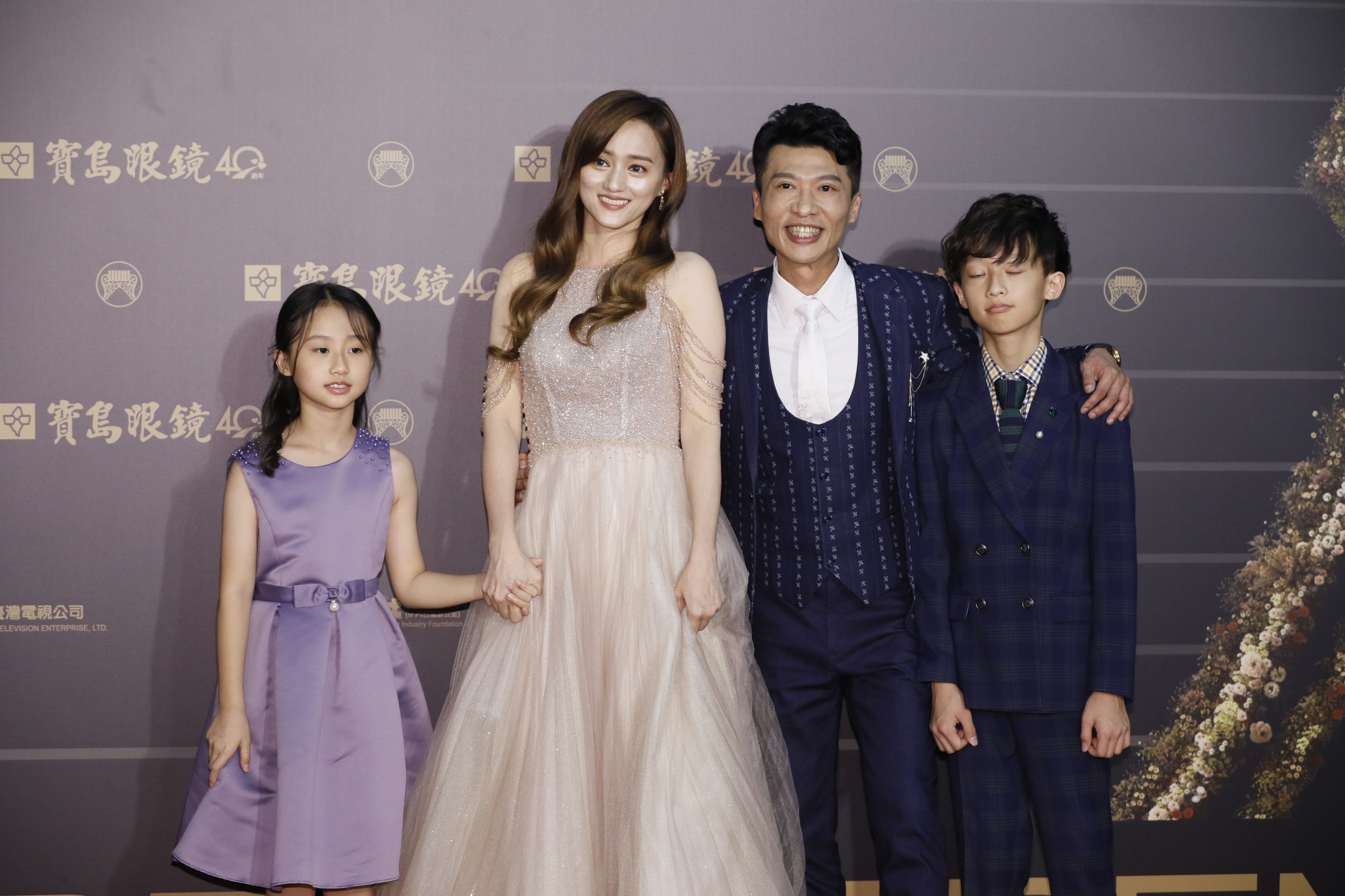 入圍最佳台語男歌手獎的方順吉，帶老婆小孩一起走星光大道。