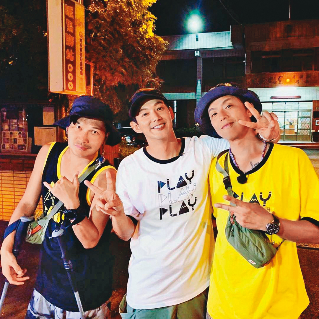 KID(左起)、威廉及小鬼曾為《綜藝玩很大》赴台東錄影,威廉在節目的表現非常投入認真。(翻攝自小鬼IG)