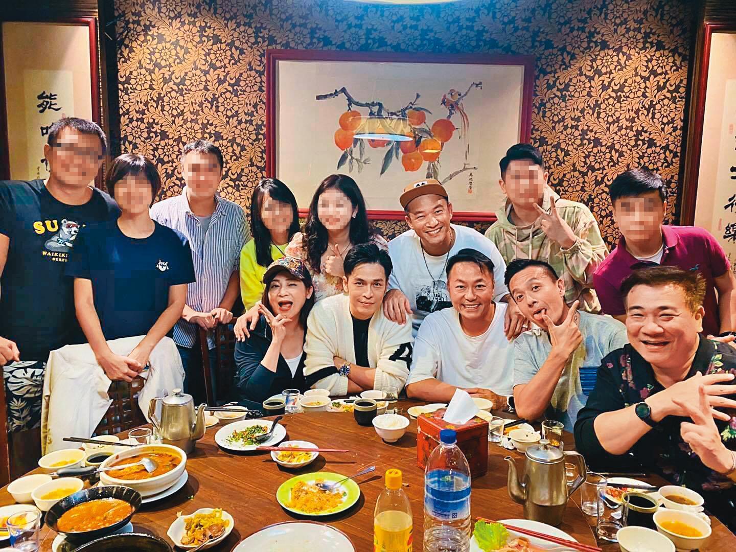日前《快樂有go正》助理主持群王彩樺（左起）、GINO、阿Ben、張克帆、小鐘、白雲及幕後工作人員聚餐，大家對小鬼與劉真的離開，心有戚戚然，更加珍惜彼此。（翻攝自GINO臉書）