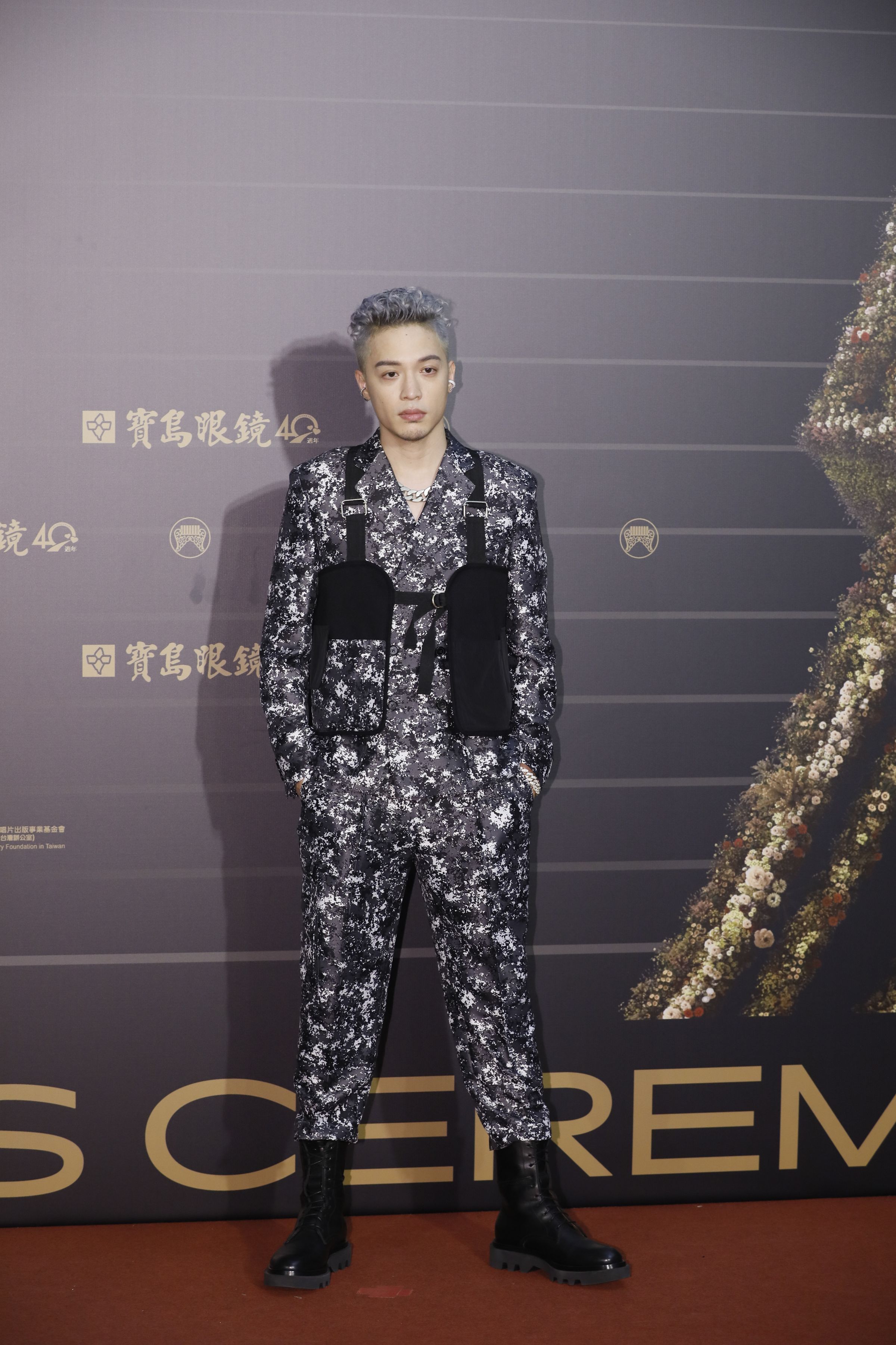 穿戰服露臉的J.Shoen也獲得不少關注。