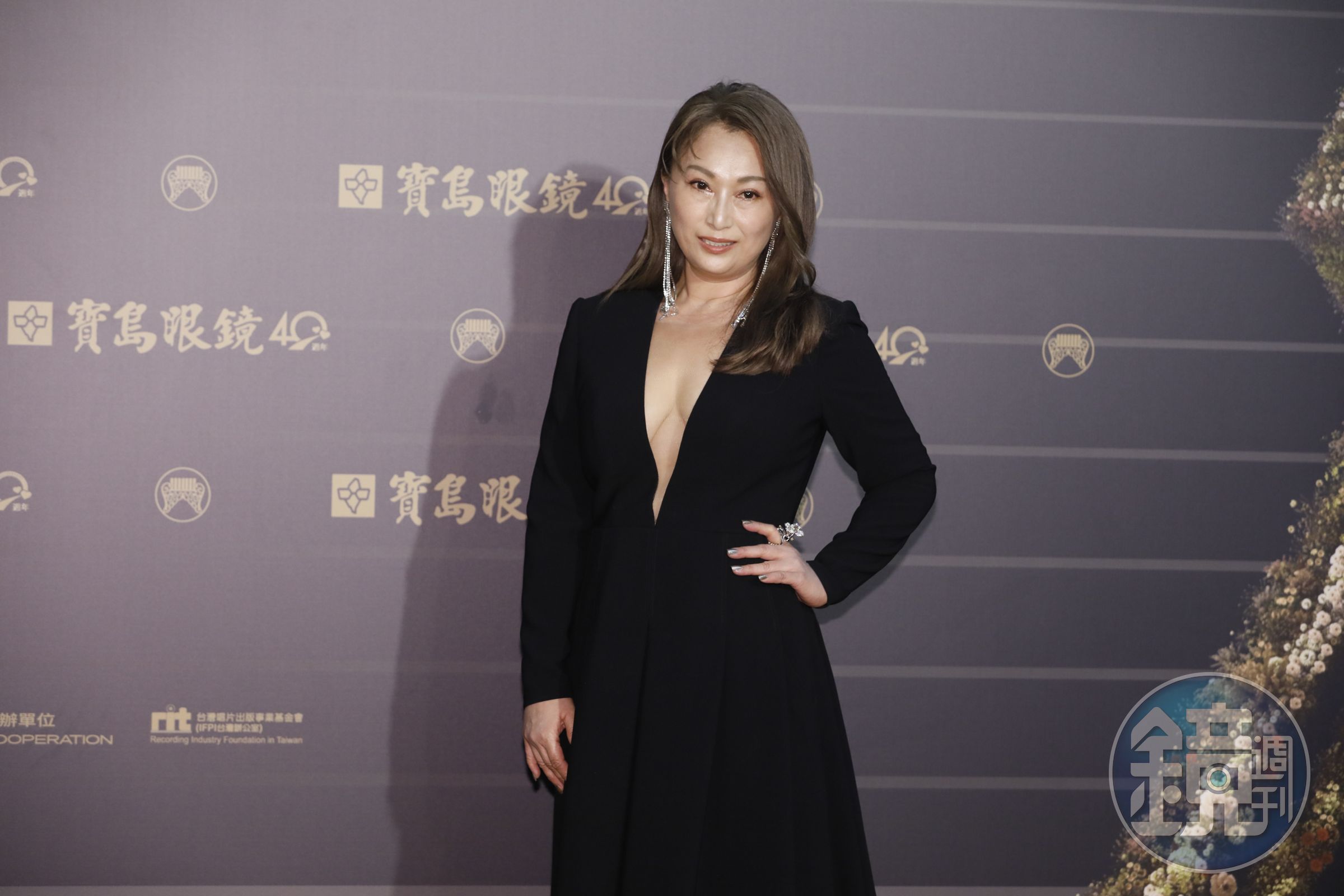 王瑞霞露半奶又露到肚臍眼。