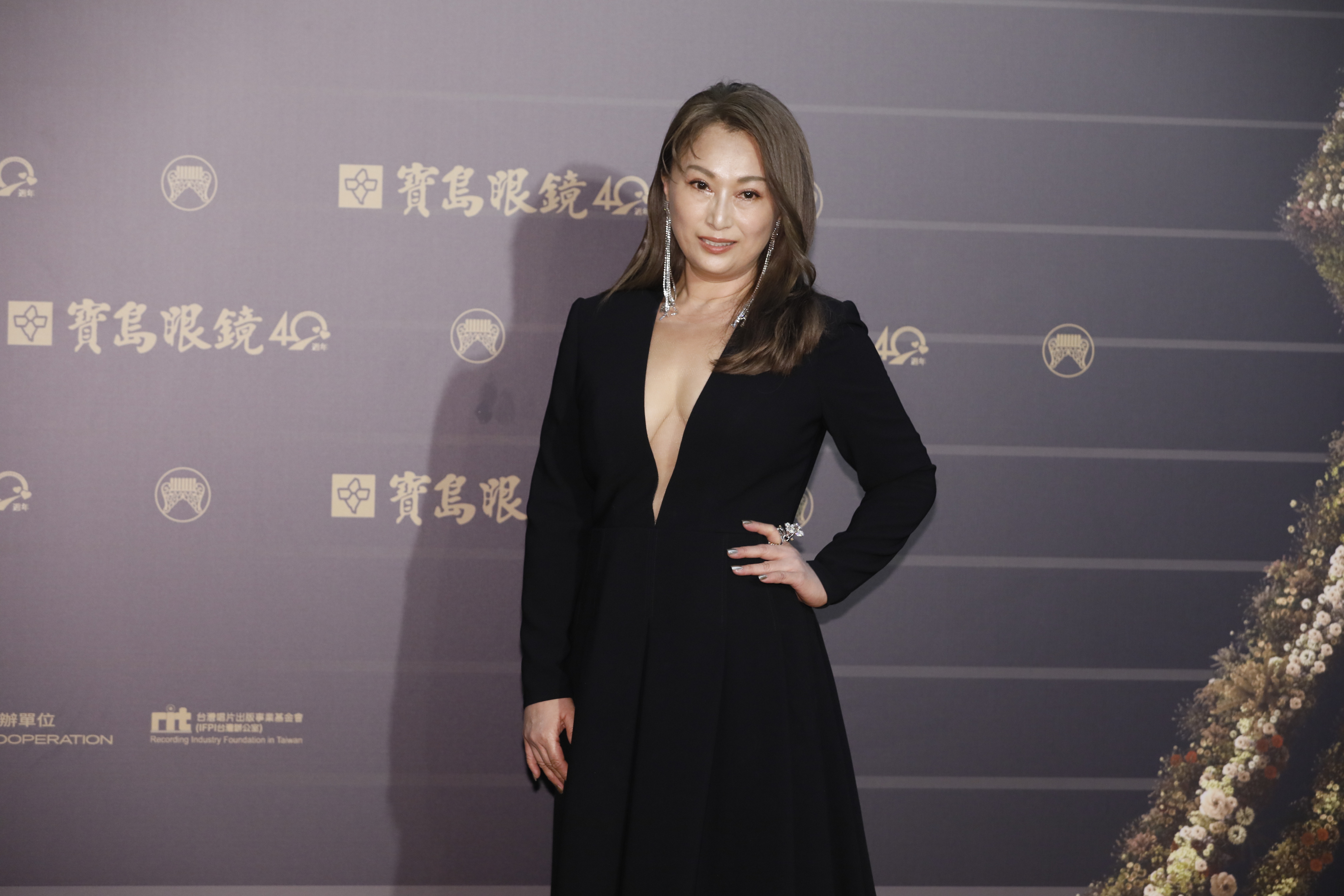 王瑞霞露半奶又露到肚臍眼。