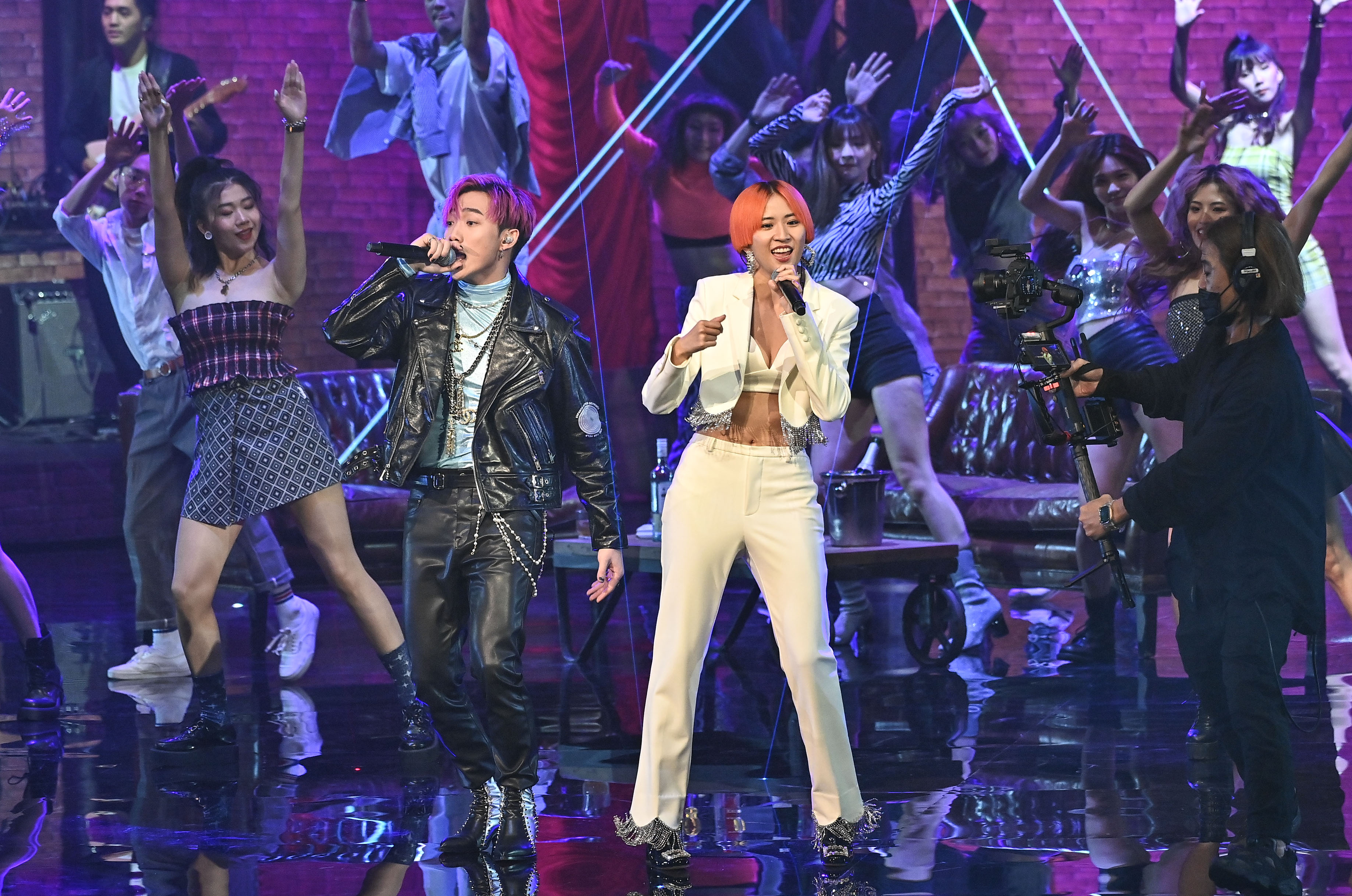 去年新人獎得主ØZI和今年入圍者9m88一同演唱，獲得網友們一致好評。（台視提供）