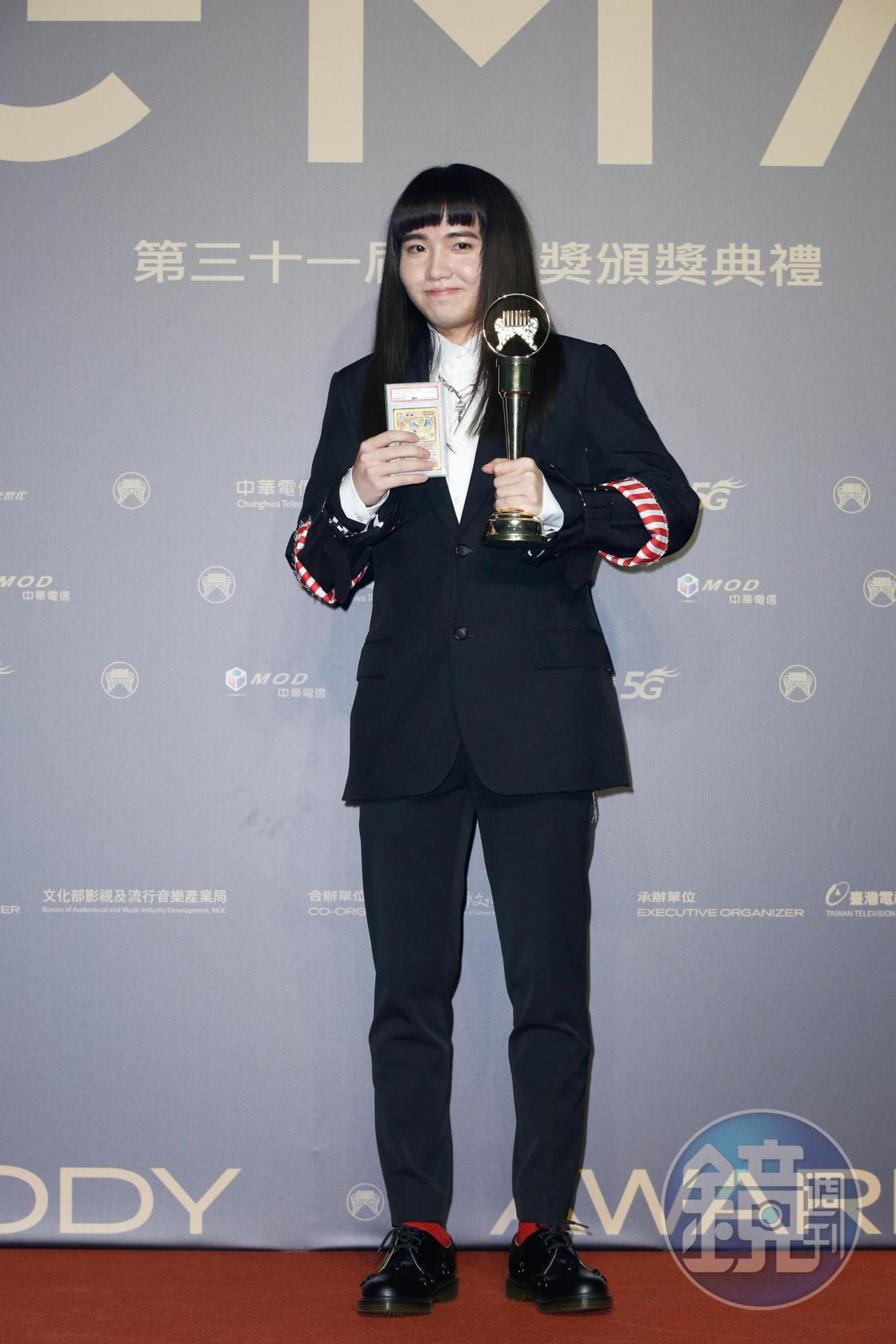持修秀卡通人物卡吉祥物,可愛的說:「我就知道它很厲害」。
