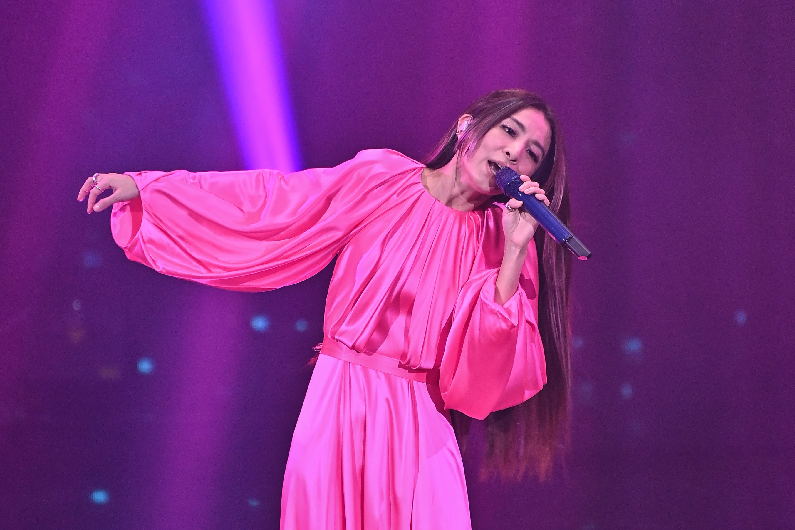 Hebe剛結束個人演唱會，穿著一襲芭比粉禮服擔任金曲獎表演嘉賓。（台視提供）
