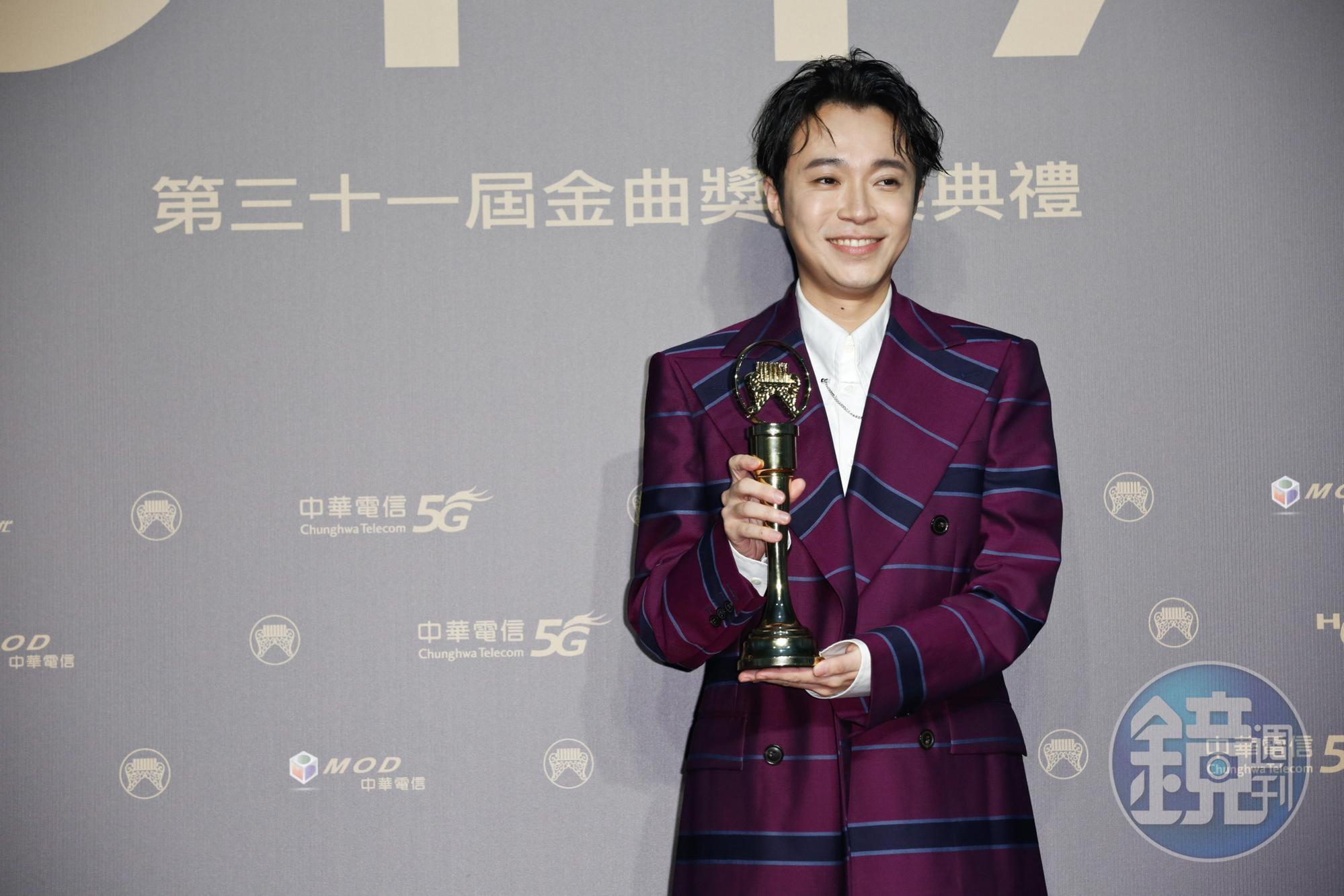 對於首度出專輯就榮登歌王寶座,吳青峰感謝自己。