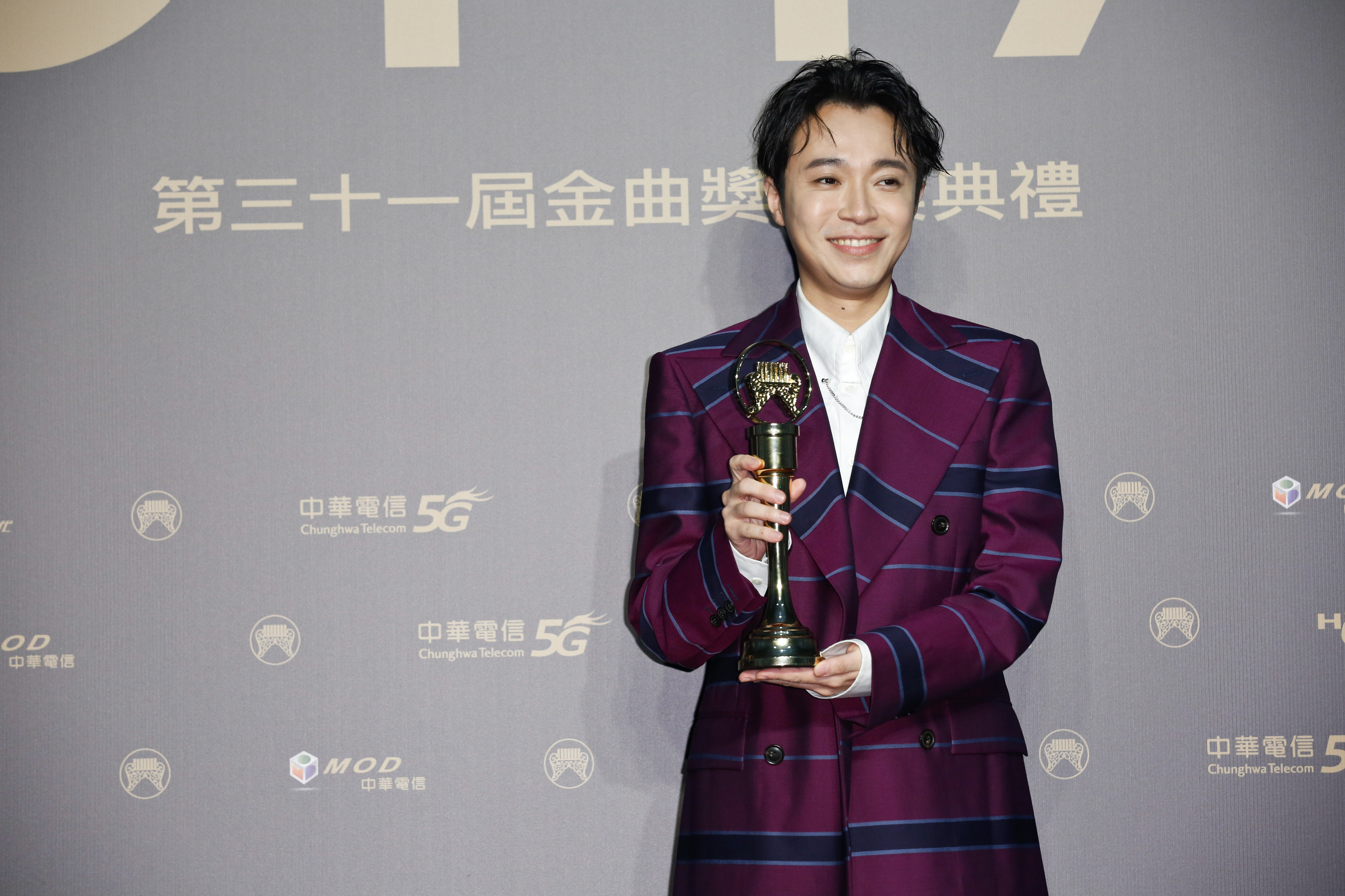 對於首度出專輯就榮登歌王寶座，吳青峰感謝自己。