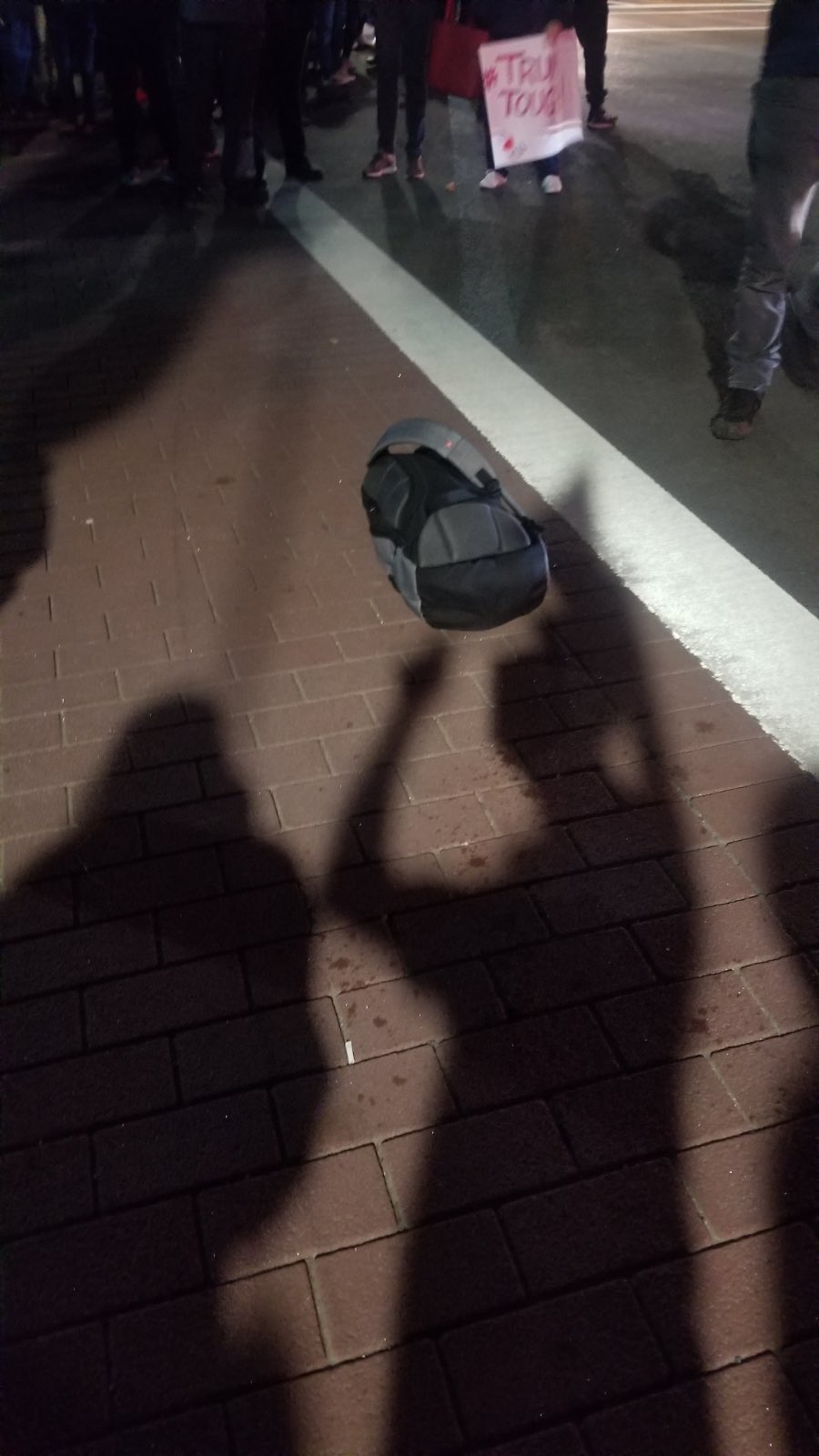 美國總統川普住院外出現可疑背包,警方確認後所幸只是虛驚一場。(翻攝自Twitter)