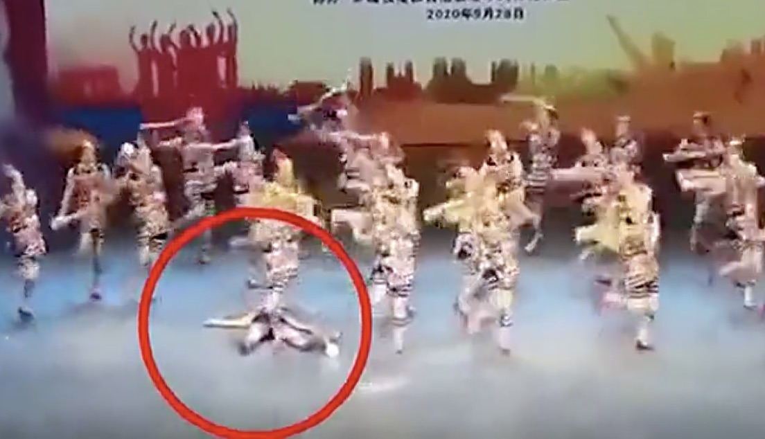 中國大陸一名大媽參加廣場舞比賽，跳到一半突然倒地，身旁隊友竟無視她癱在地上，繼續跳舞。（翻攝自封面視頻）