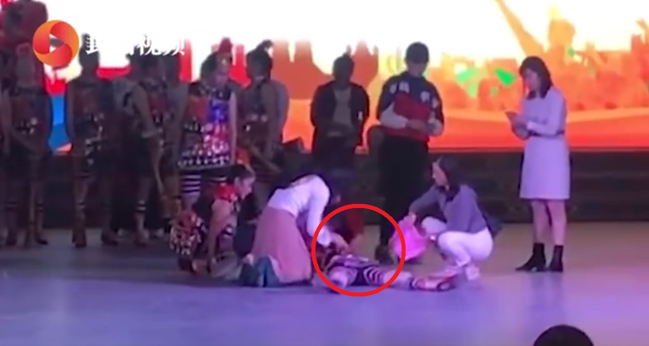 大媽倒地後醫護人員上台搶救，最後婦人仍不幸身亡。（翻攝自封面視頻）
