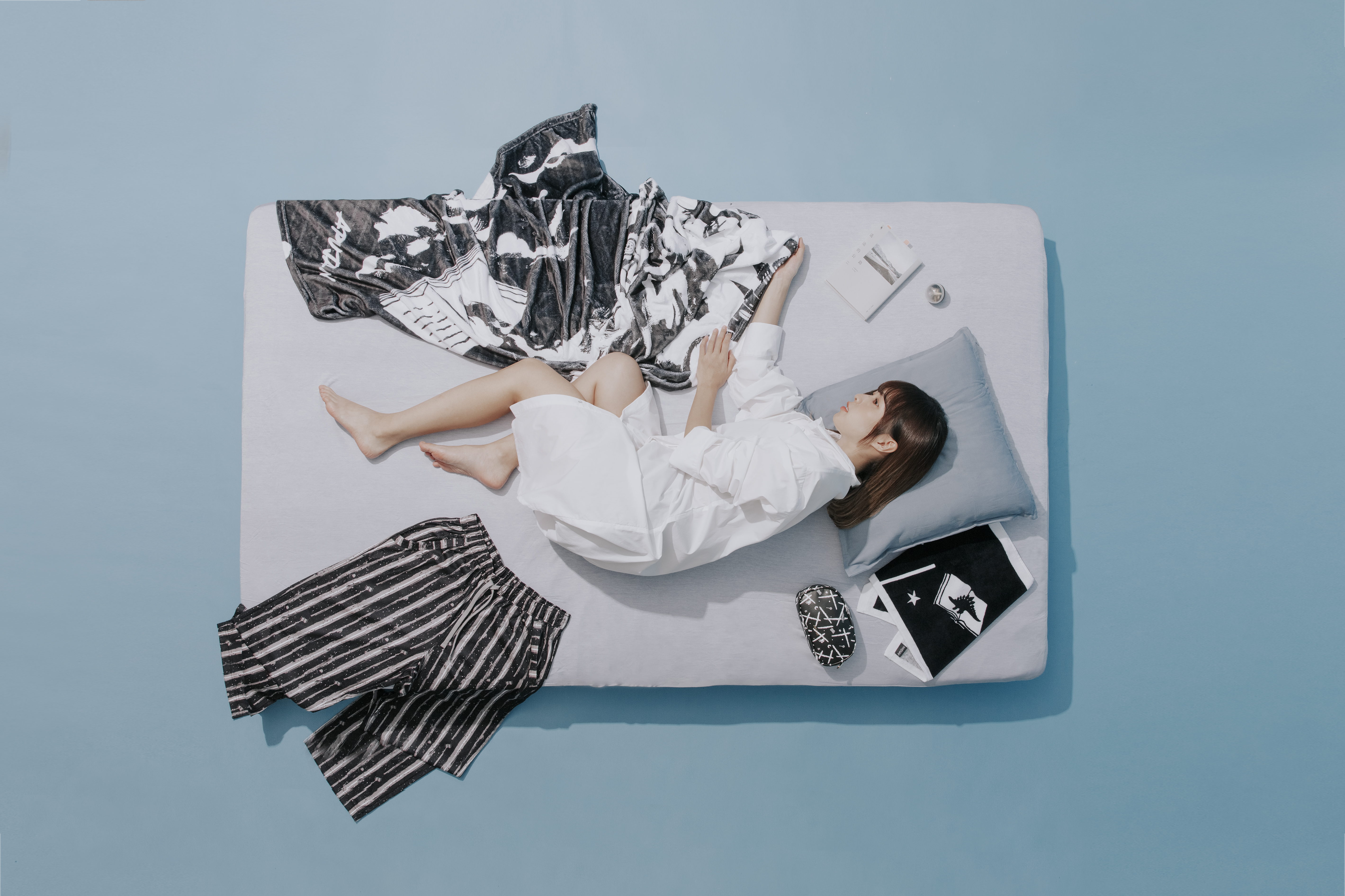 簡廷芮為全家便利商店拍攝「APUJAN X FamilyMart翻開了圖畫書」家居用品集點活動形象照。（APUJAN提供）