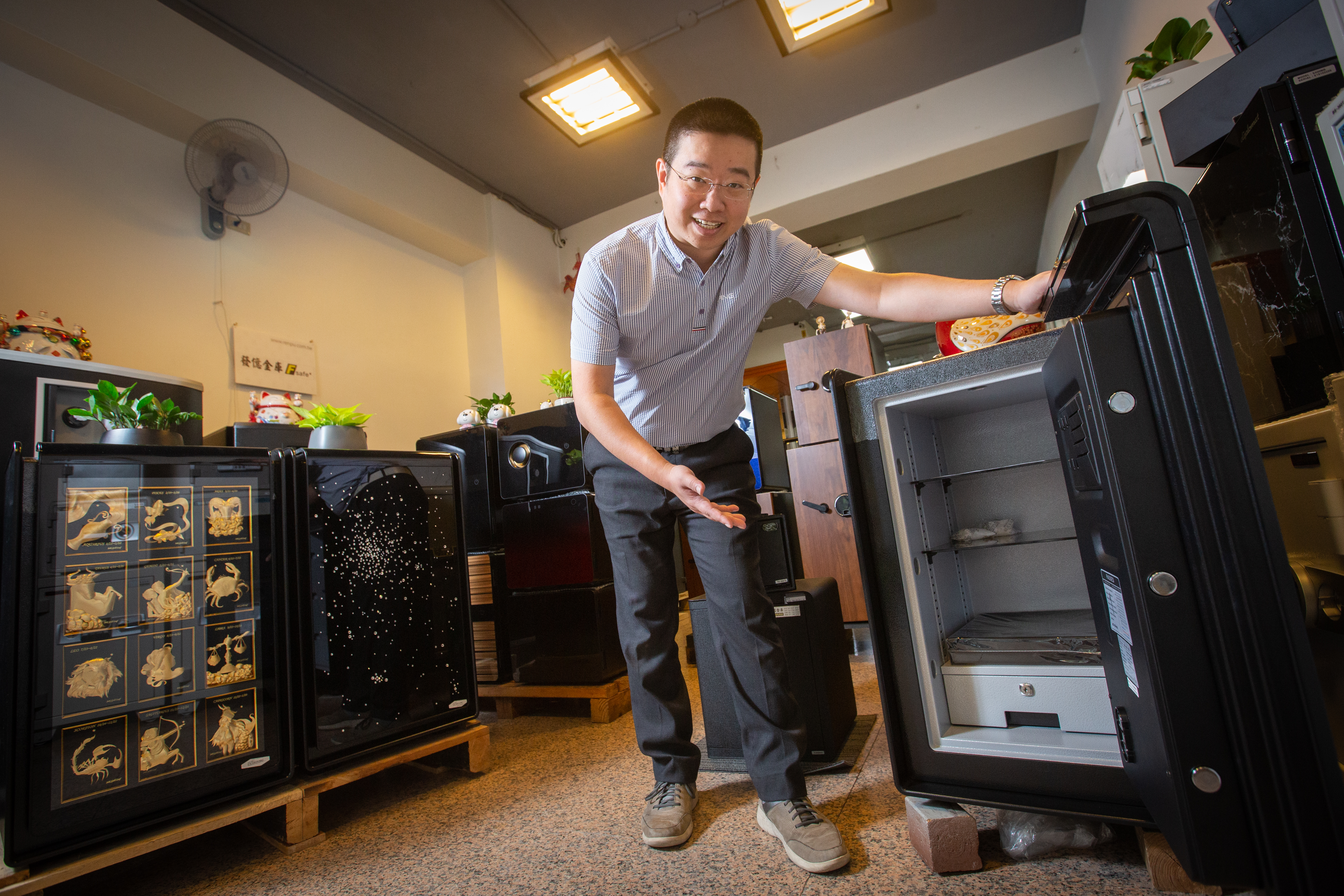 發億金庫創立43年，在第二代辜冠寧接手後，銷售量衝到全台最大，客群從銀行到個人一網打盡。