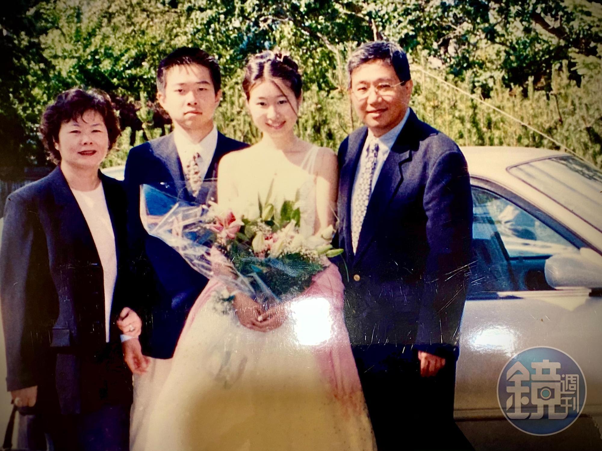 辜冠寧（左2）與妹妹（右2）高中就到加拿大唸書，因父母親（左與右）需人手幫忙，他畢業便返家。