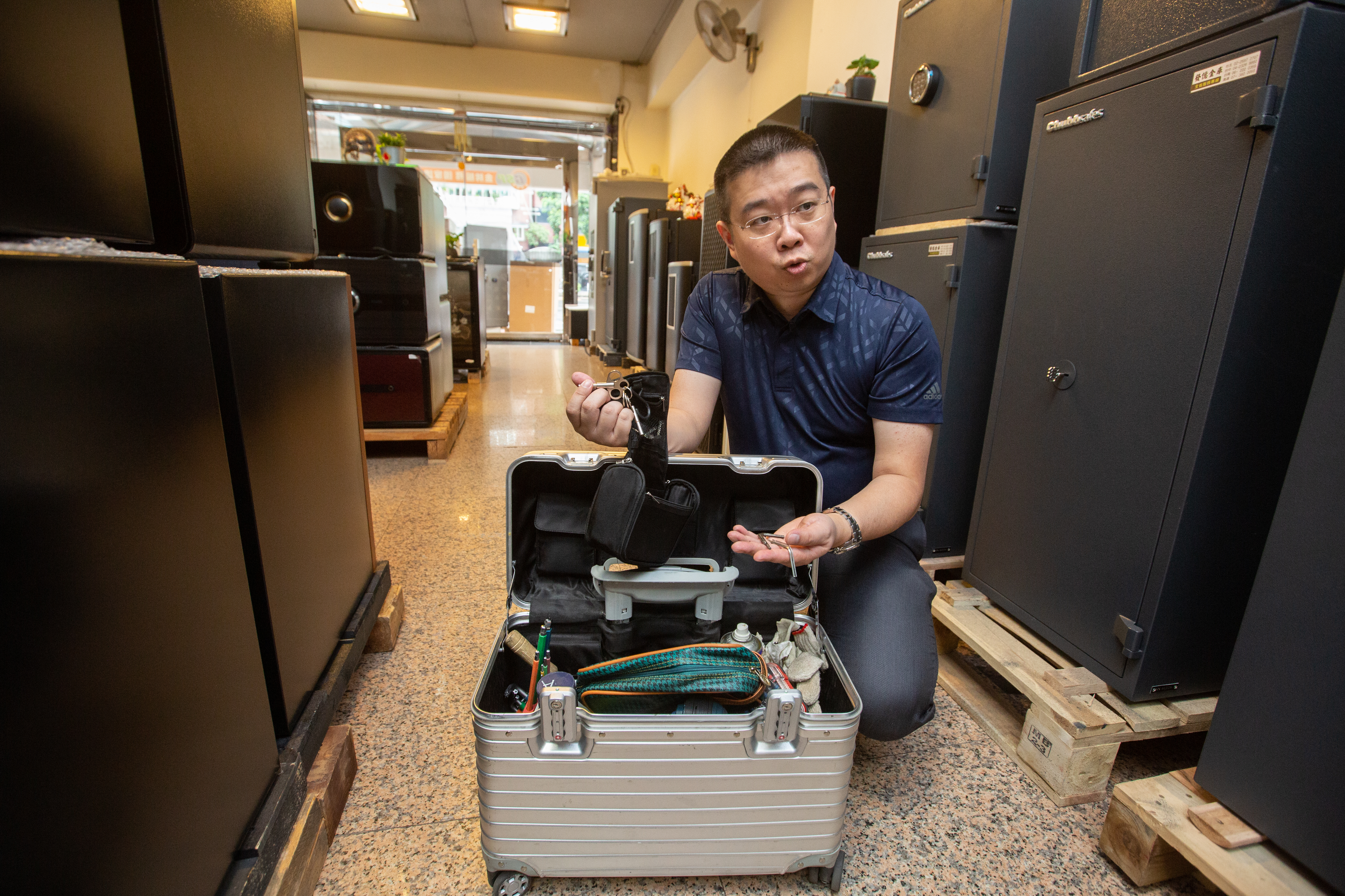 創立42年的發億金庫客戶包含各行各業，老闆辜冠寧因此在金庫內看過不少特殊物品。