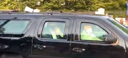 美國總統川普短暫外出，向支持者揮手致意。（翻攝自Twitter）