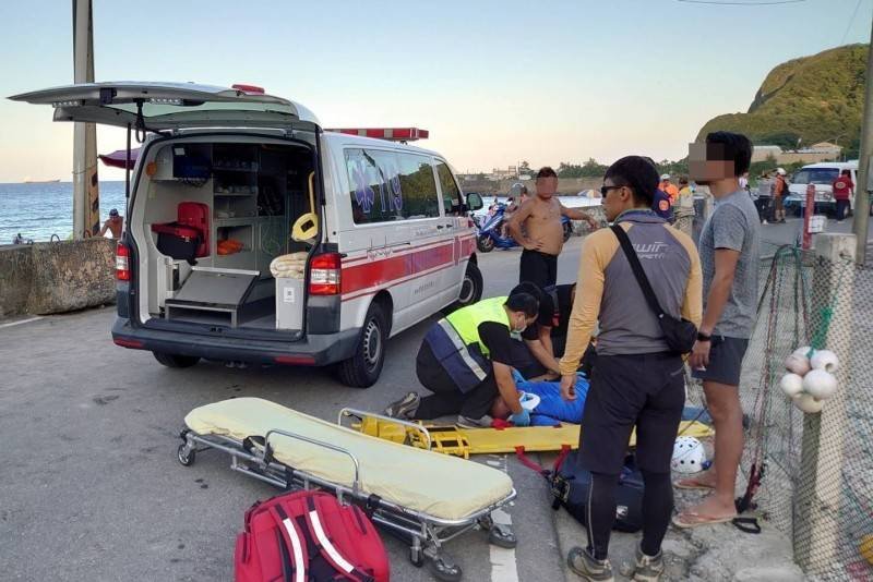 傷者2人胸部悶痛無法站立,警消緊急將2人送往基隆長庚醫院救治。(翻攝畫面)