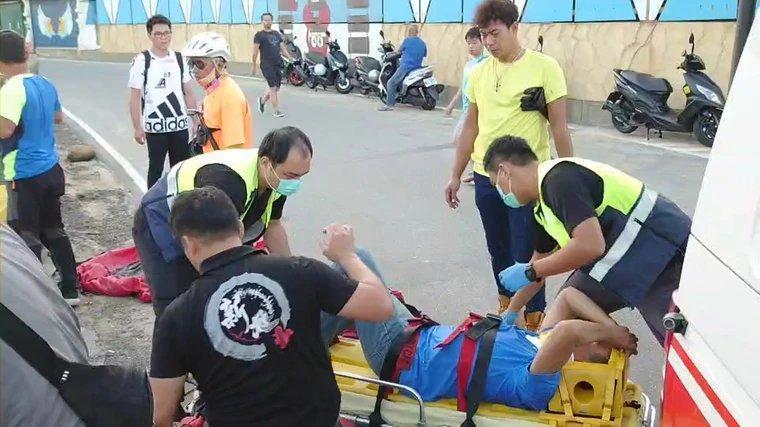 警消初步檢查2名傷者並無外傷。(翻攝畫面)