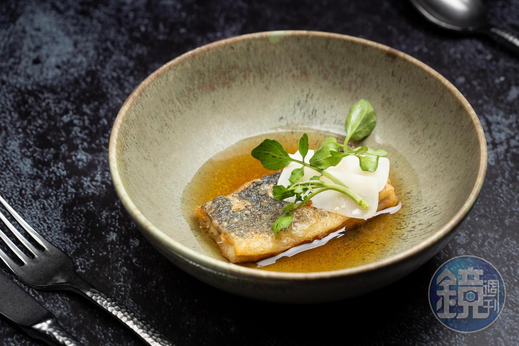 「白鰻 番茄 綠竹筍」將鰻魚酥炸後搭配番茄清湯，酸爽生津。