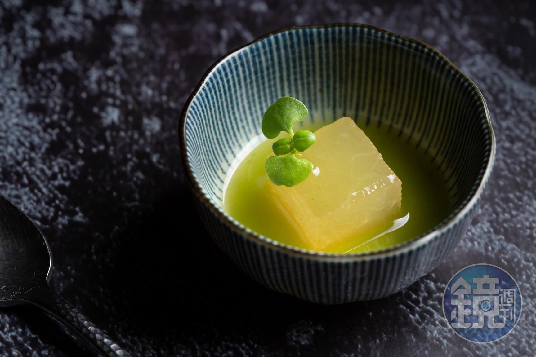 「冬瓜」與高湯一同蒸煮入味，碧綠清爽的醬汁為奇異果、小黃瓜攪打而成的蔬果汁。