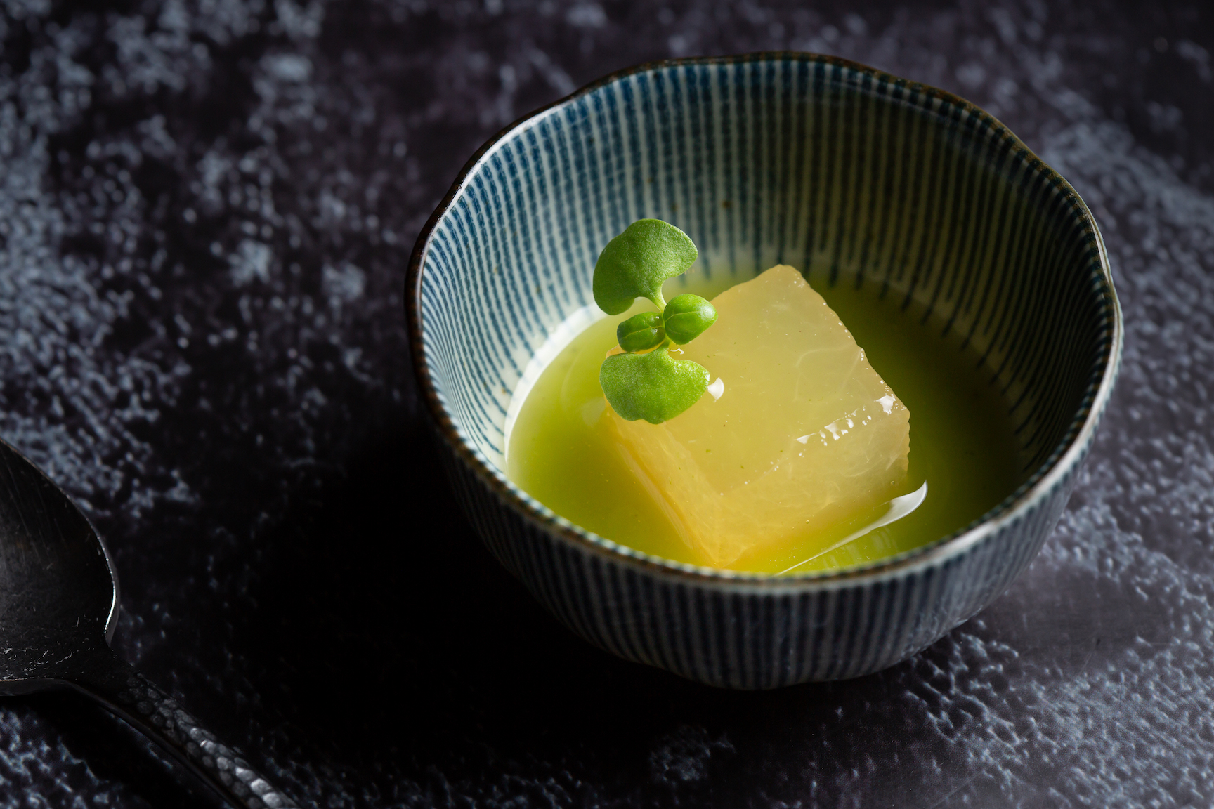 「冬瓜」與高湯一同蒸煮入味，碧綠清爽的醬汁為奇異果、小黃瓜攪打而成的蔬果汁。