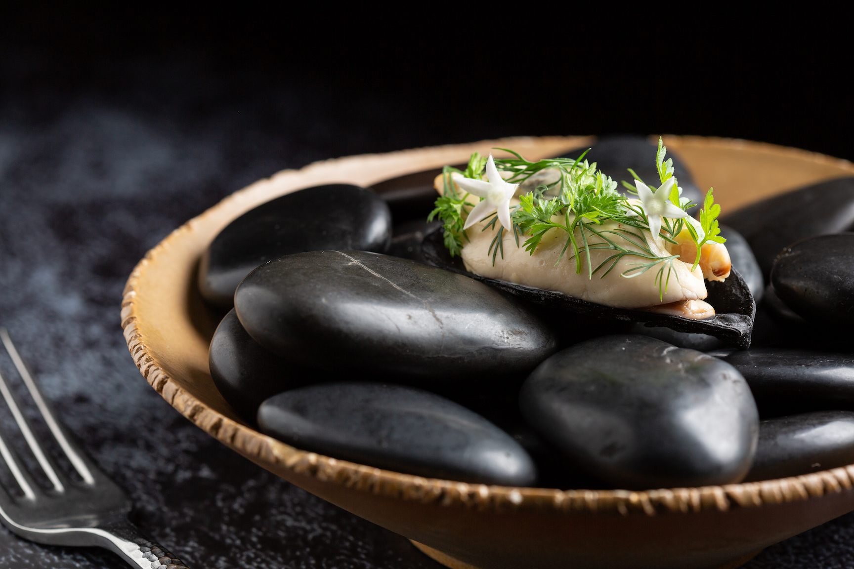 「淡菜」堪稱Nobu主廚招牌料理之一。3.0版本以肥美馬祖淡菜為主角，醬汁則是濃縮蒸煮淡菜鮮味湯汁製成的卡士達醬，並以裸麥和墨魚汁的貝殼脆餅盛裝。