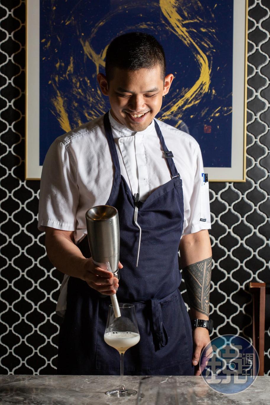 副主廚余孫鵬（Er Sun Peng）來自馬來西亞，對製作蔬果發酵汁與組合食材上見解獨到。