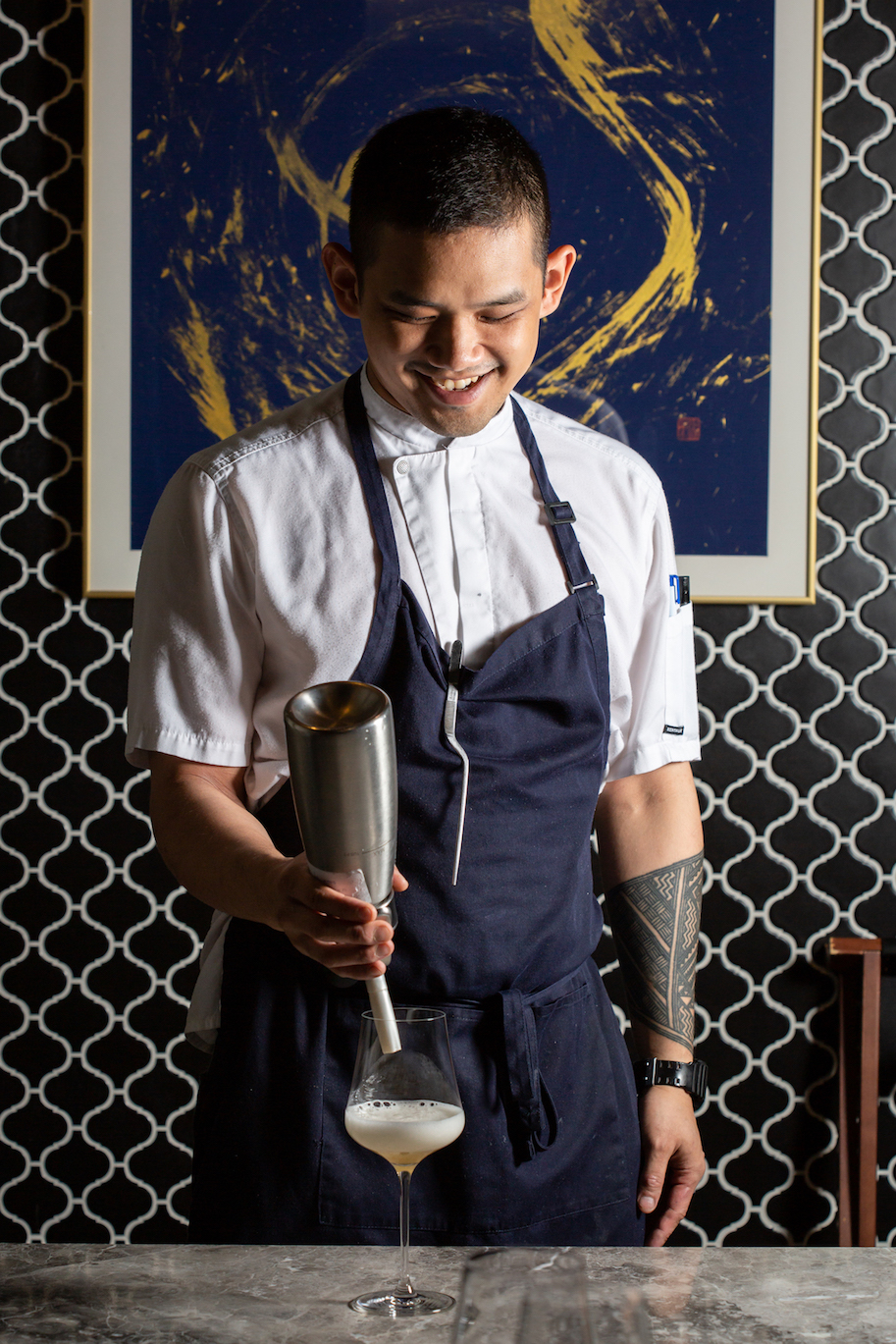 副主廚余孫鵬（Er Sun Peng）來自馬來西亞，對製作蔬果發酵汁與組合食材上見解獨到。