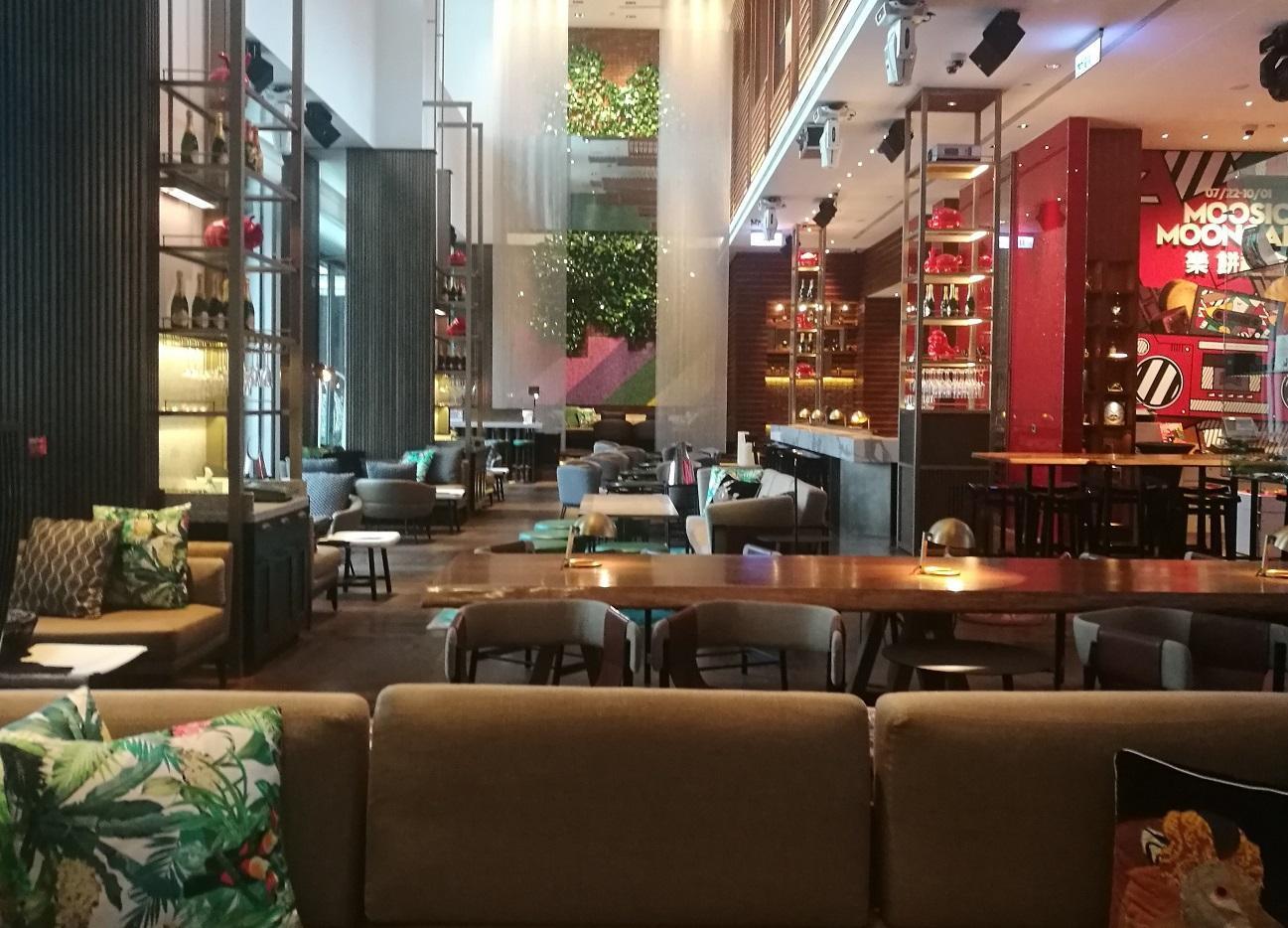 台北W飯店WOOBAR白天是風格時尚酒廊,夜晚則變成魅力四射酒吧。(台北W飯店提供)