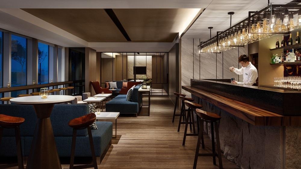 台北國泰萬怡酒店14樓的Drift Lounge & Bar擁有可遠眺市景的百坪戶外露臺,於10月9日對外開放營運。(台北國泰萬怡酒店提供)