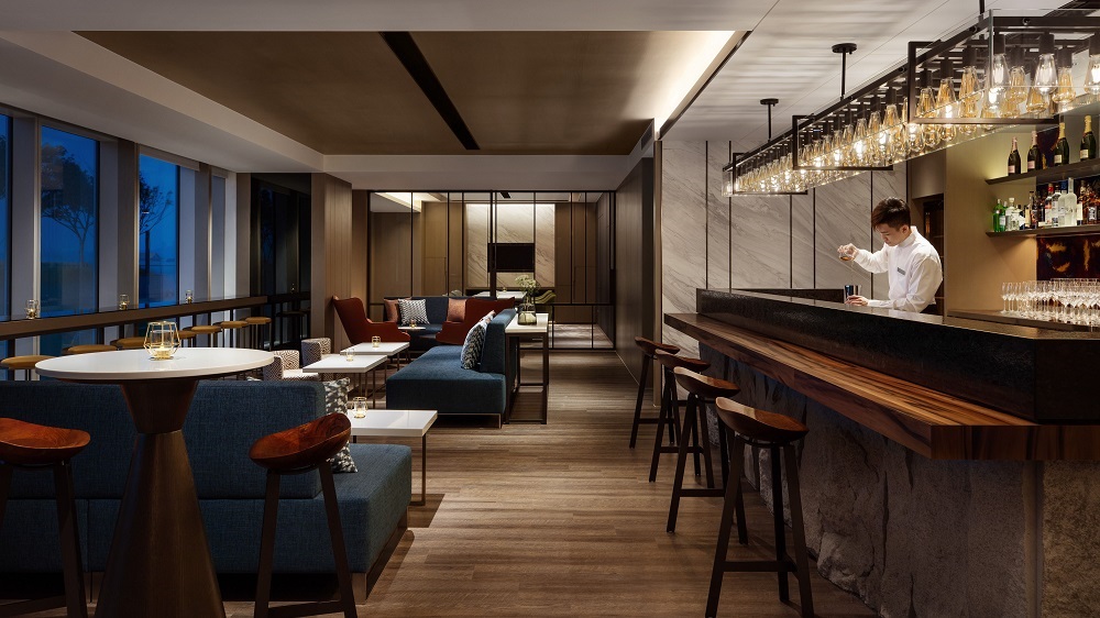 台北國泰萬怡酒店14樓的Drift Lounge & Bar擁有可遠眺市景的百坪戶外露臺，於10月9日對外開放營運。（台北國泰萬怡酒店提供）