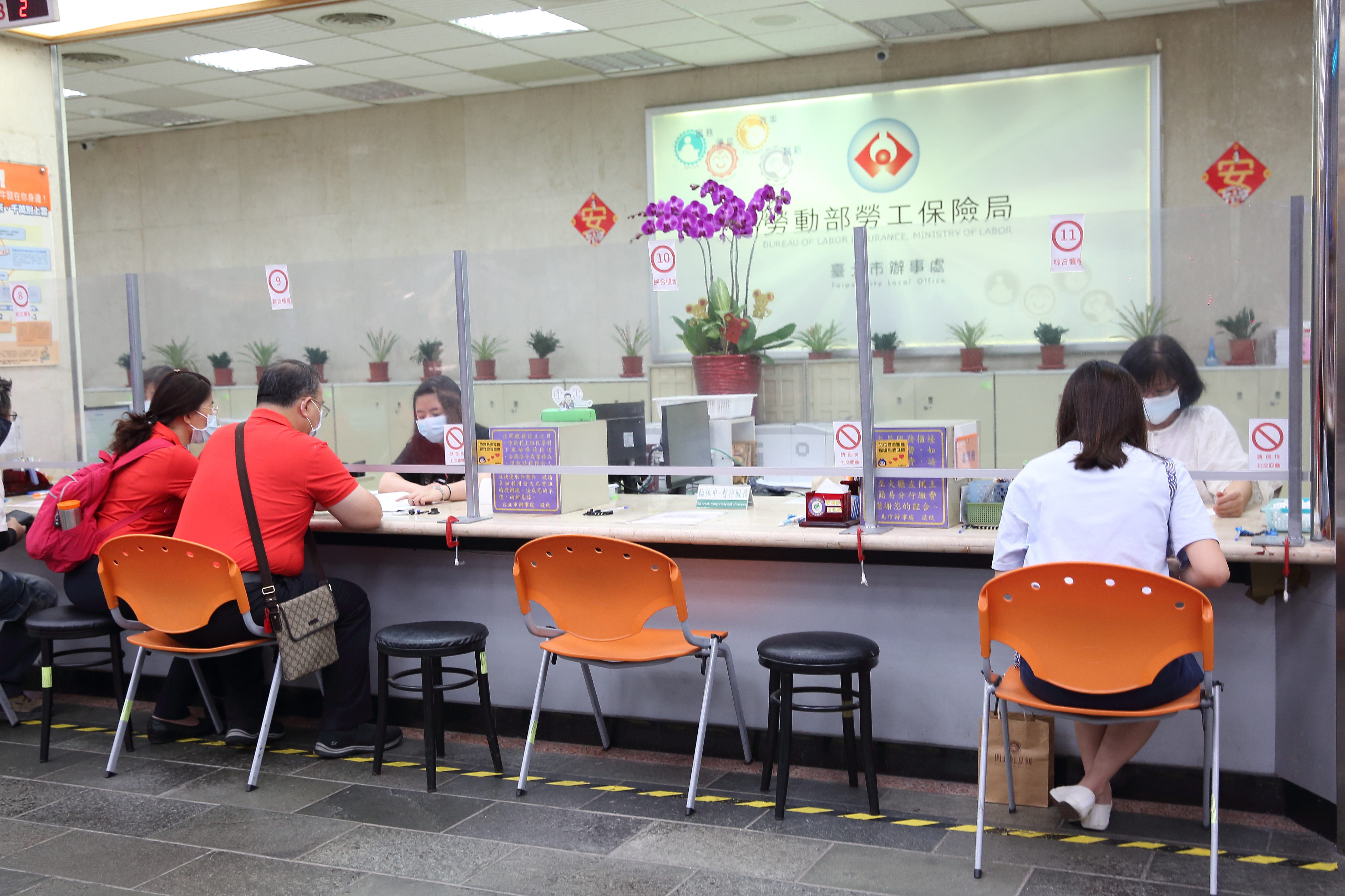 先前有媒體報導老年年金恐大減3成，對此，勞動部長許銘春今日受訪澄清。