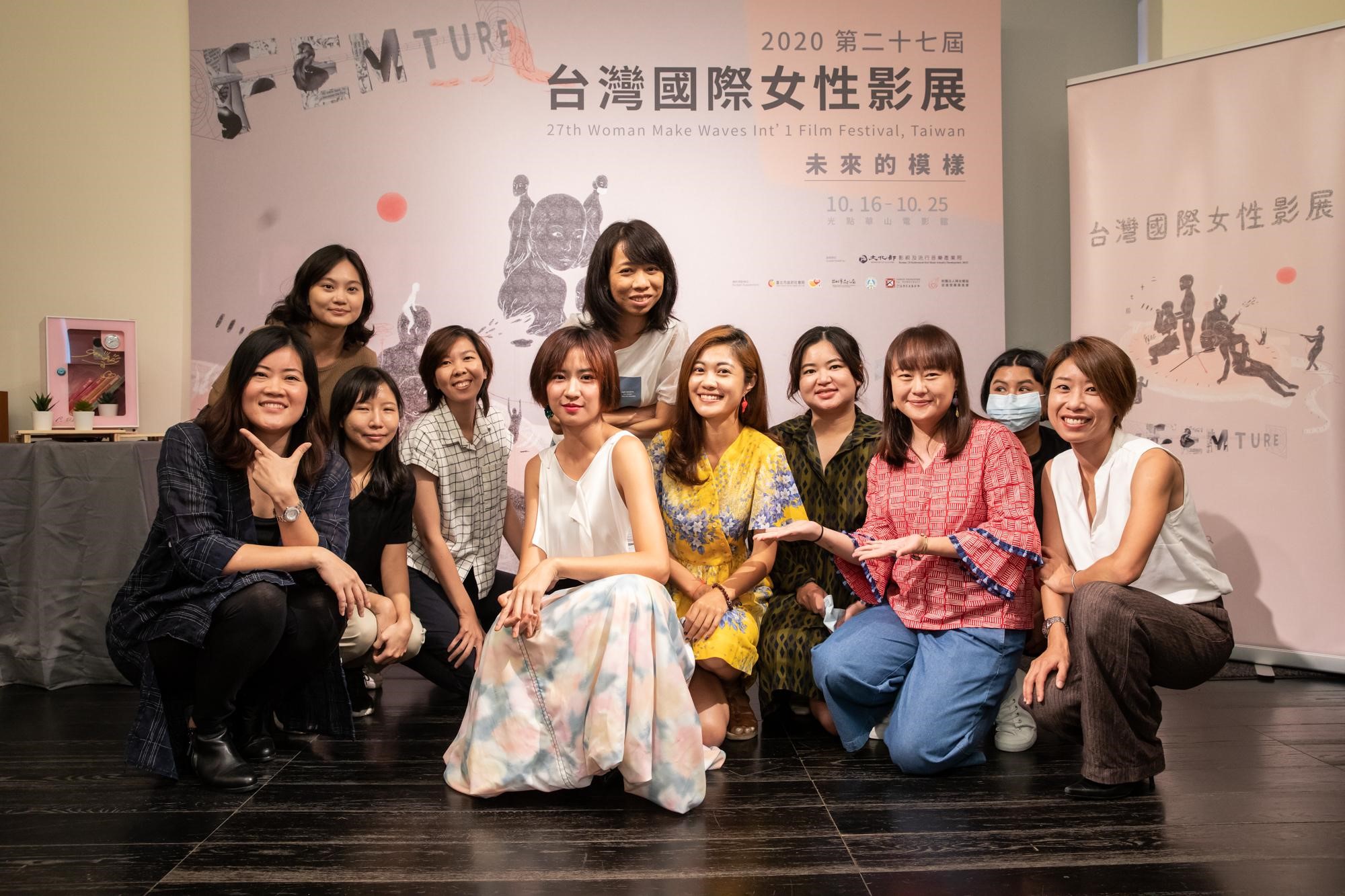 本屆女性影展代言人9m88（前排左四）與女影主席王君琦（右一）、策展人羅珮嘉（左一），以及部分台灣競賽單元入圍者一起出席售票記者會。（女性影展提供） 