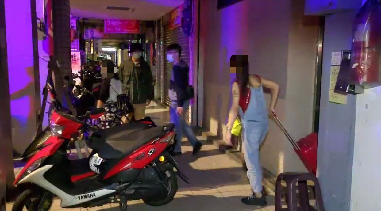 賣淫女花花被警方查獲後，意外揭露她可憐的身世。（萬華分局提供）