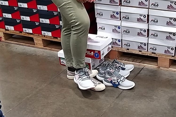 一名婦人在好市多試穿鞋的方式意外獲得網友一片讚聲。（翻攝Costco好市多 商品經驗老實說 臉書社團）