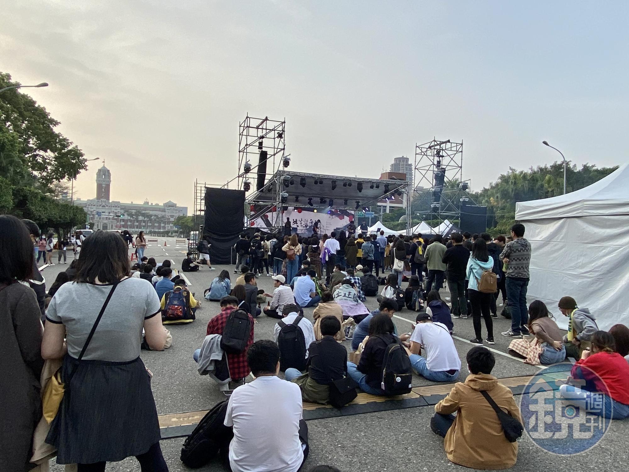 凱達格蘭大道成為最重要的民主廣場,各類活動時常在此舉行,有過萬人以上的選舉造勢,也有年輕人參加的音樂節活動。圖為共生音樂節。