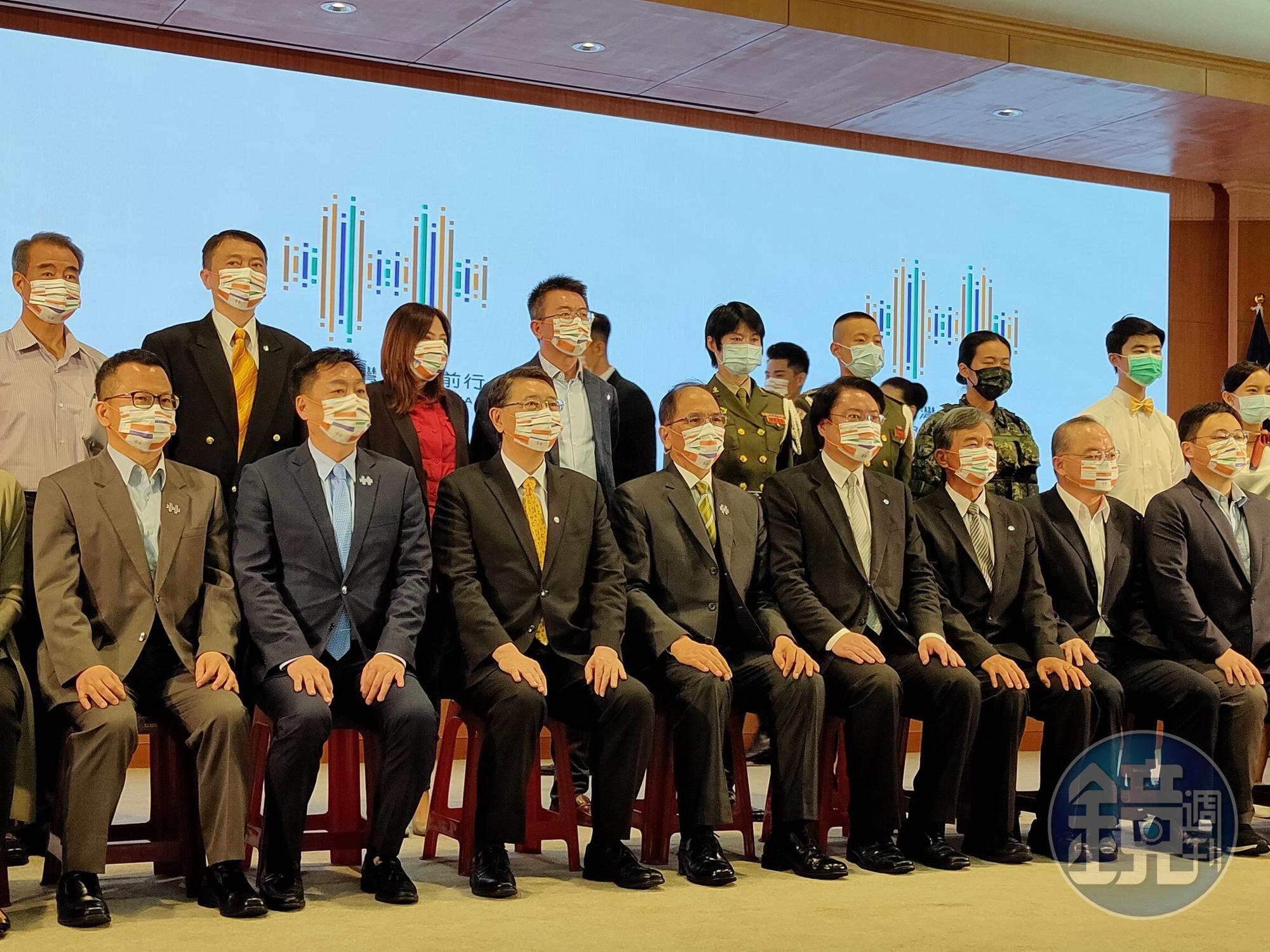 國慶籌委會今在立法院舉行記者會,立法院長游錫堃(前排左4)、基隆市長林右昌(前排左5)等人出席。