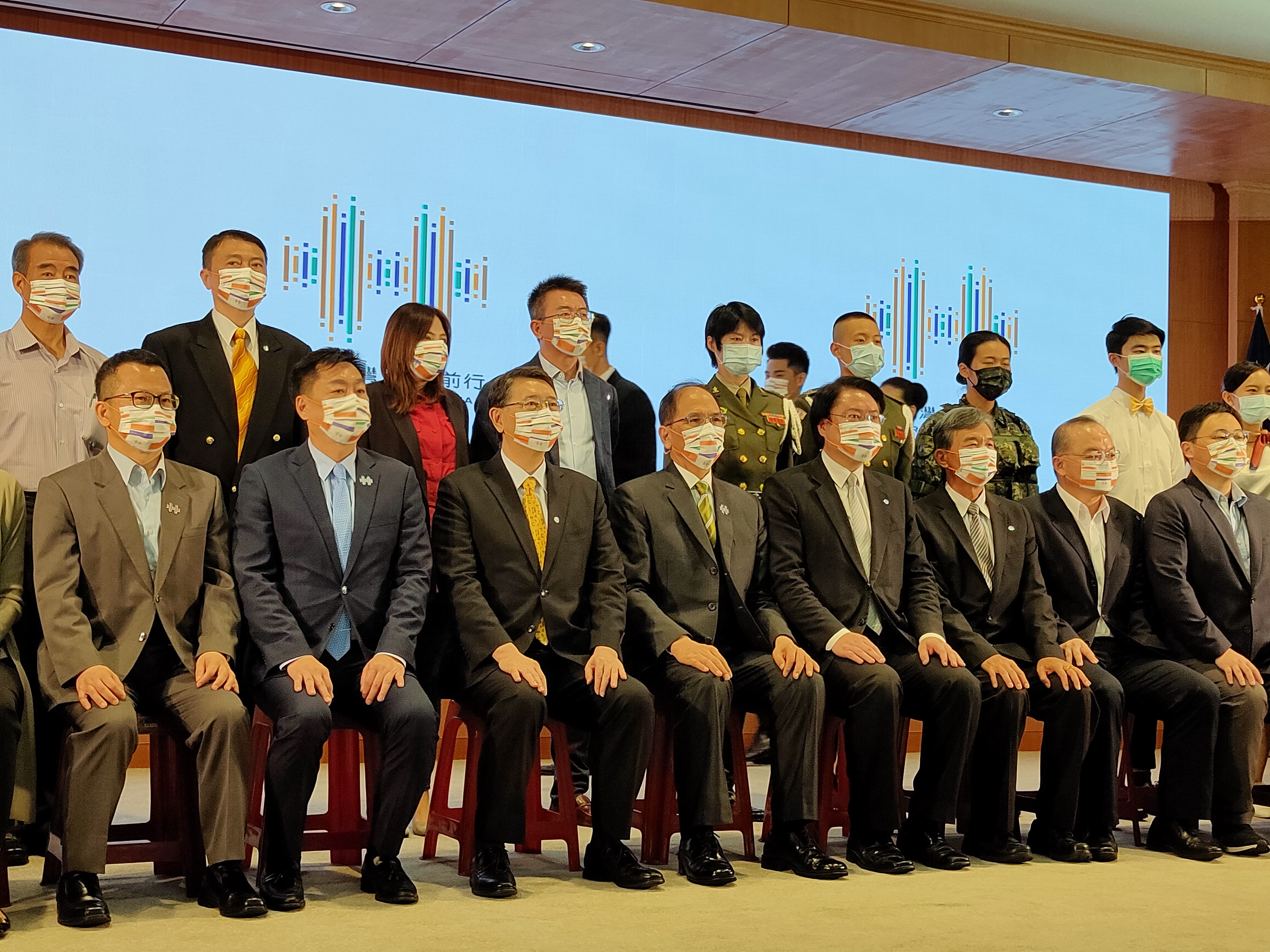 國慶籌委會今在立法院舉行記者會，立法院長游錫堃（前排左4）、基隆市長林右昌（前排左5）等人出席。